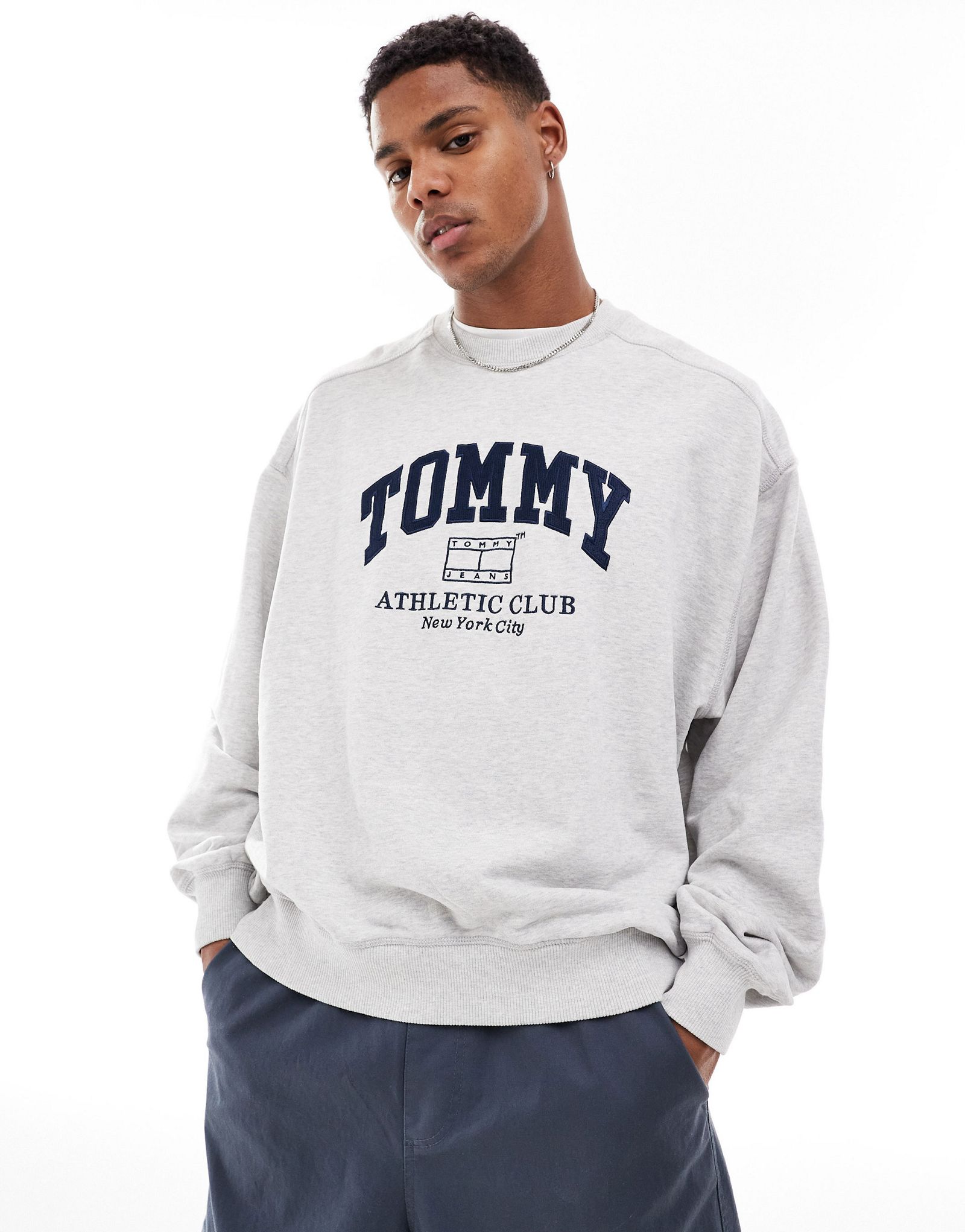 Серебристо-серый свитшот унисекс свободного кроя с круглым вырезом Tommy Jeans 15690₽