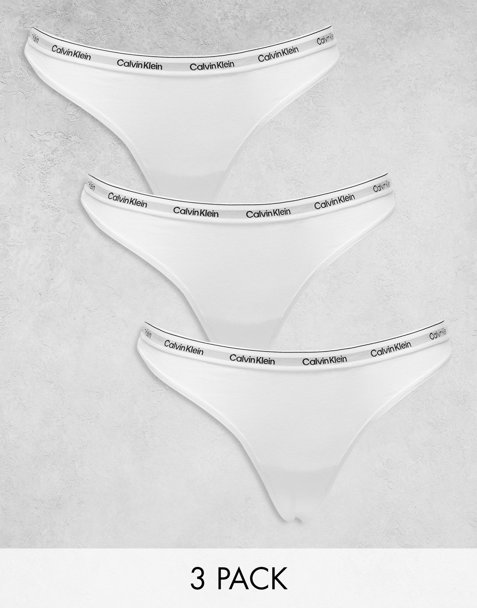 Комплект из трех белых стрингов с современным логотипом Calvin Klein