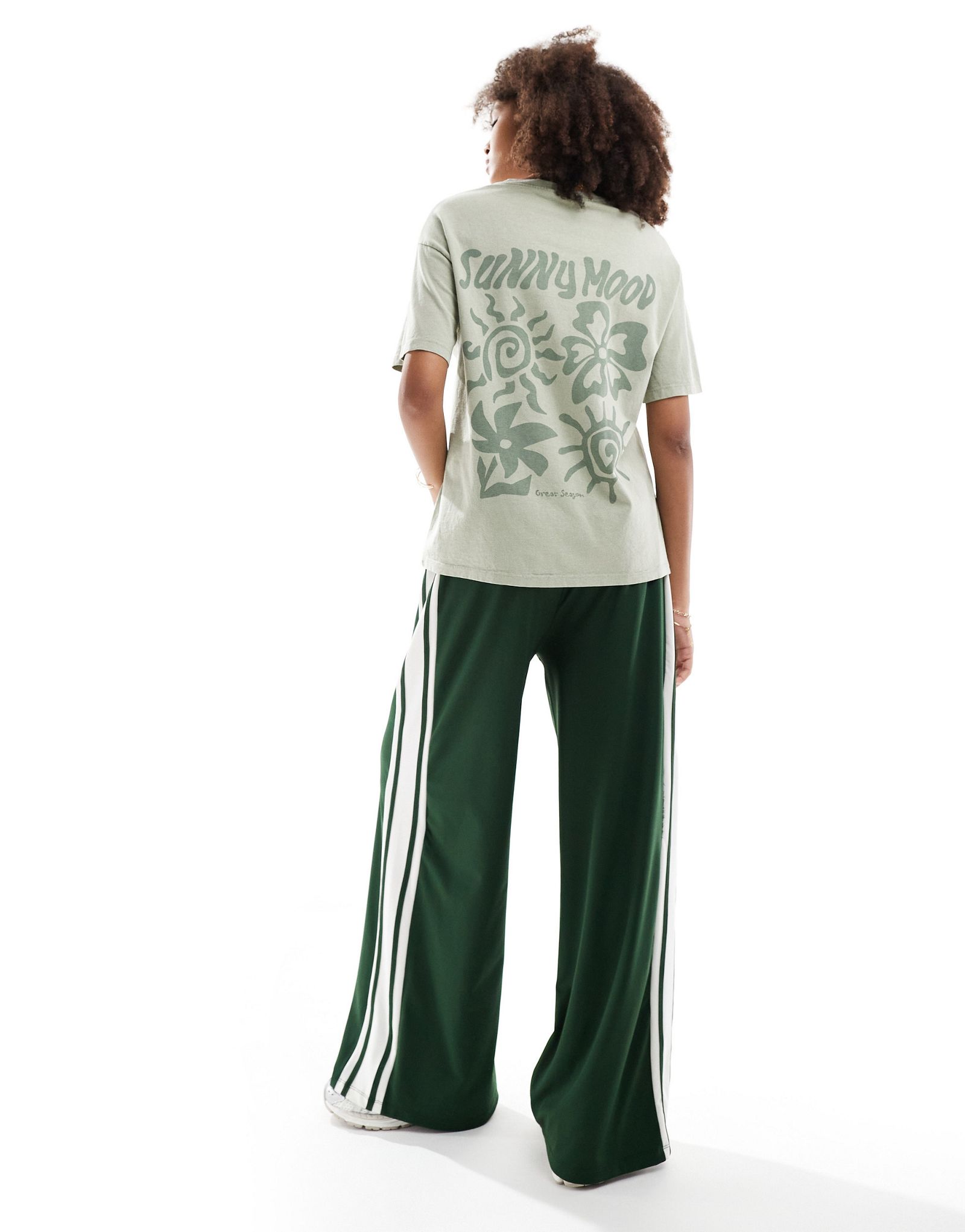 Бледно-зеленая футболка в тон с рисунком Pull-Bear Sunny Mood 4190₽