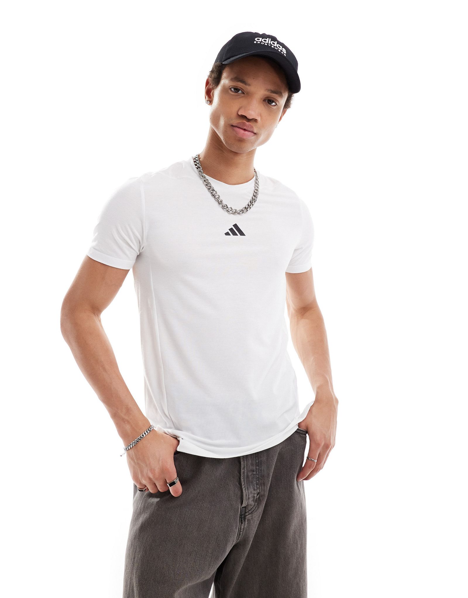 Белая футболка с маленьким логотипом на груди adidas D4T