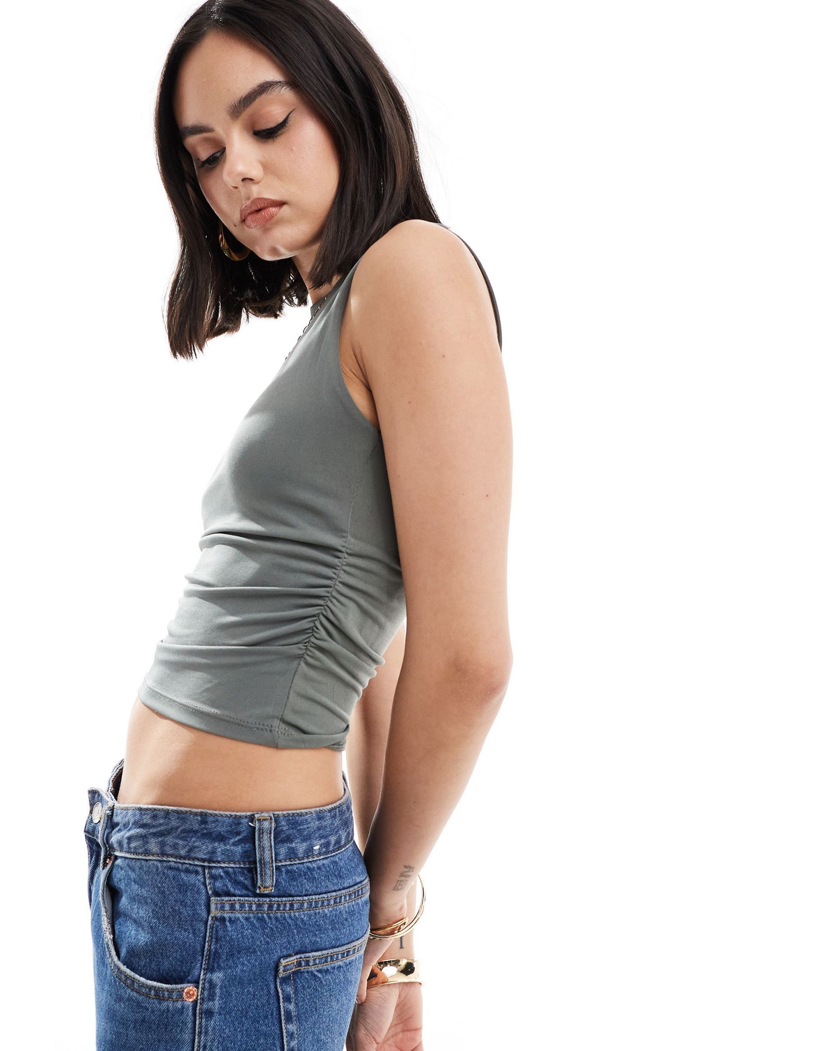 Топ цвета хаки с воротником-лодочкой Stradivarius и рюшами 1890₽