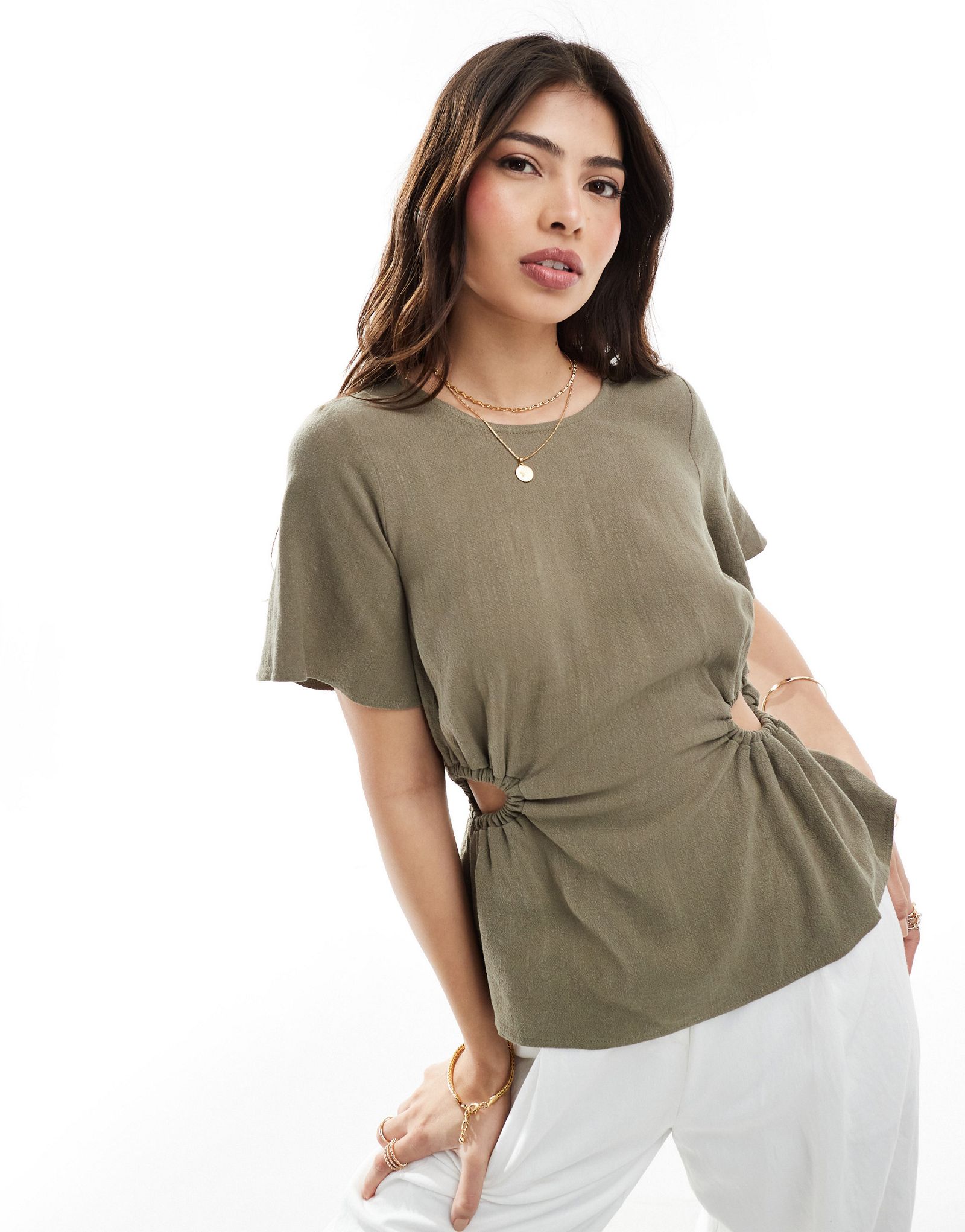Льняная футболка цвета хаки с вырезом ASOS DESIGN 4690₽