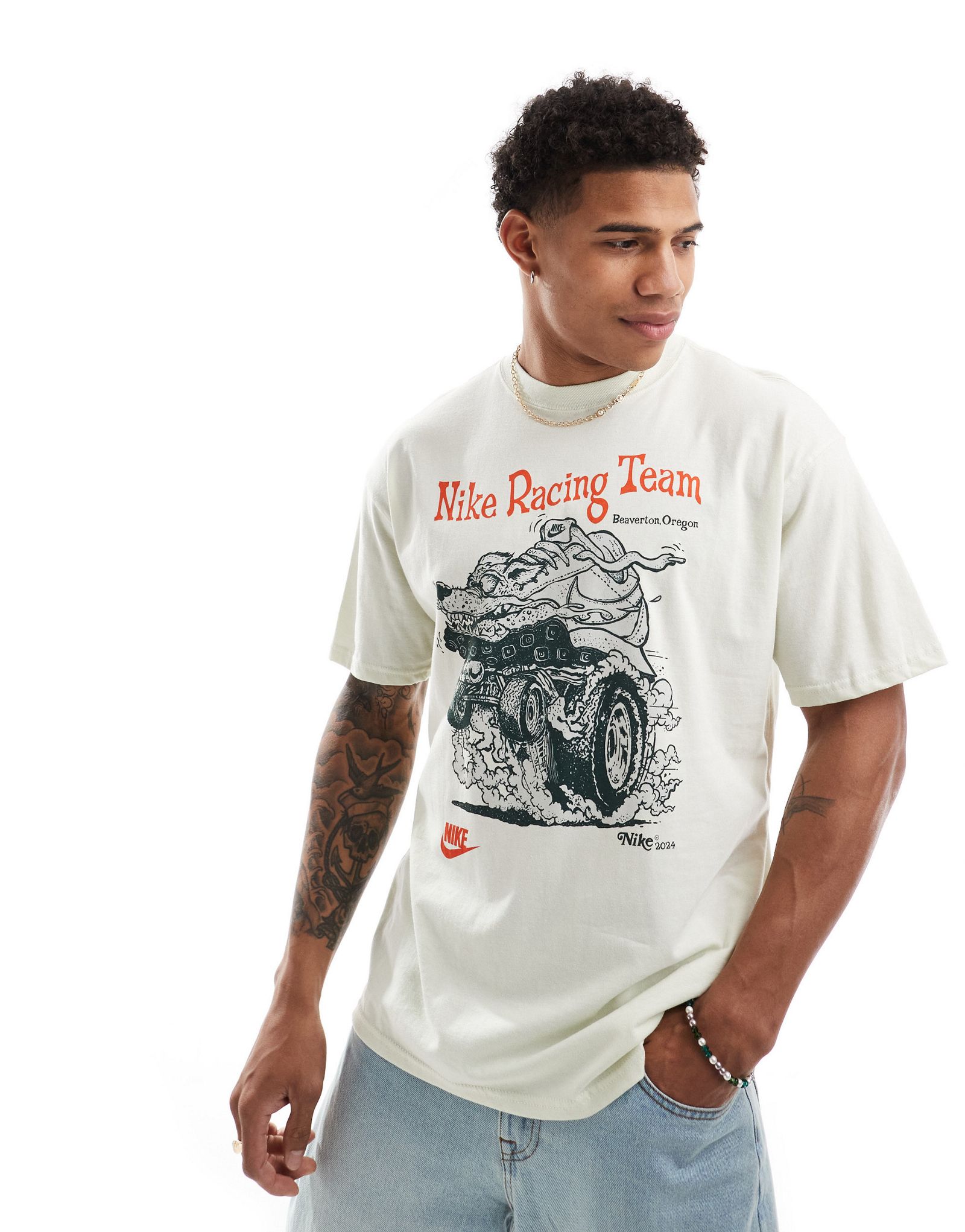 Кремовая футболка с графическим принтом Nike 6390₽