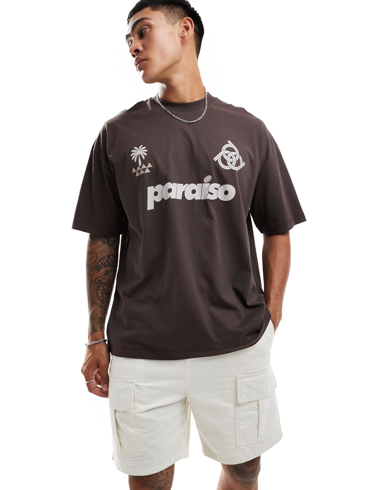 Коричневая футболка оверсайз со спортивным принтом на груди ASOS DESIGN 3790₽