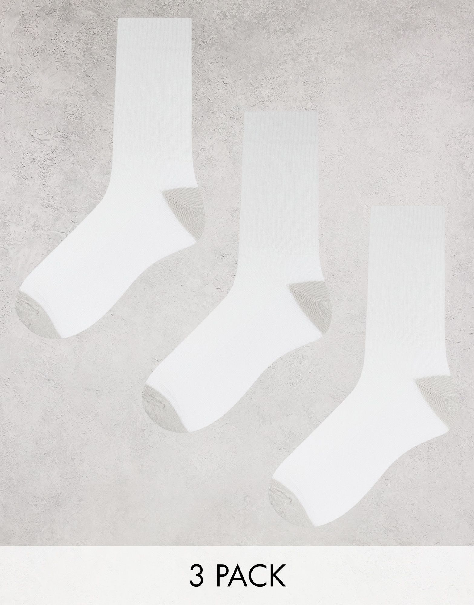 Спортивные носки ASOS DESIGN из 3-х упаковок белого цвета с серыми деталями на пятке и носке 3190₽