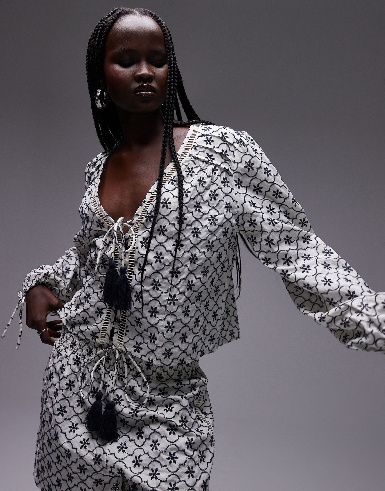 Пляжная рубашка с вышитым галстуком Topshop спереди белого цвета - часть комплекта 3090₽