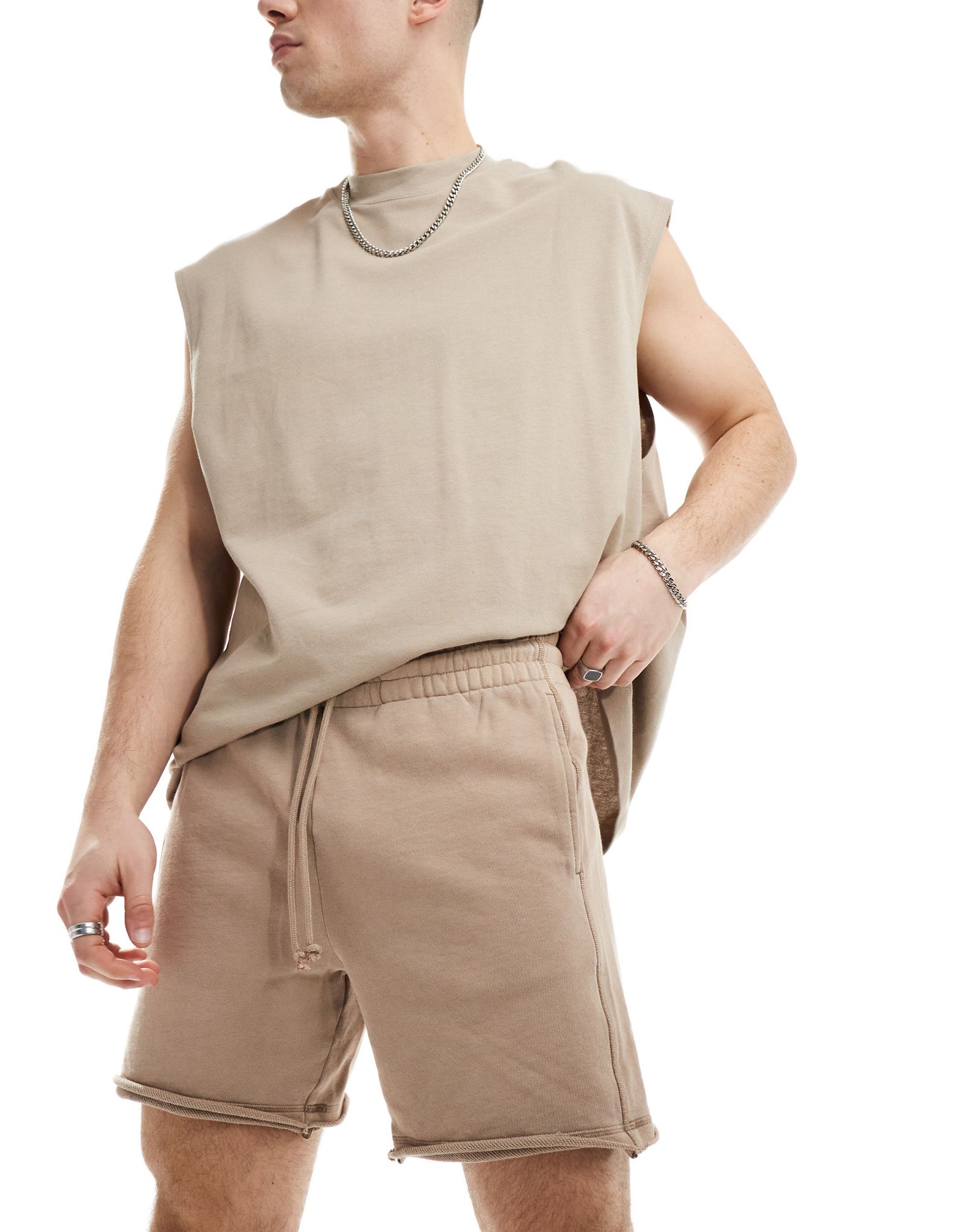 ASOS 4505 longline sweat short с быстрым высыханием на промытом песке