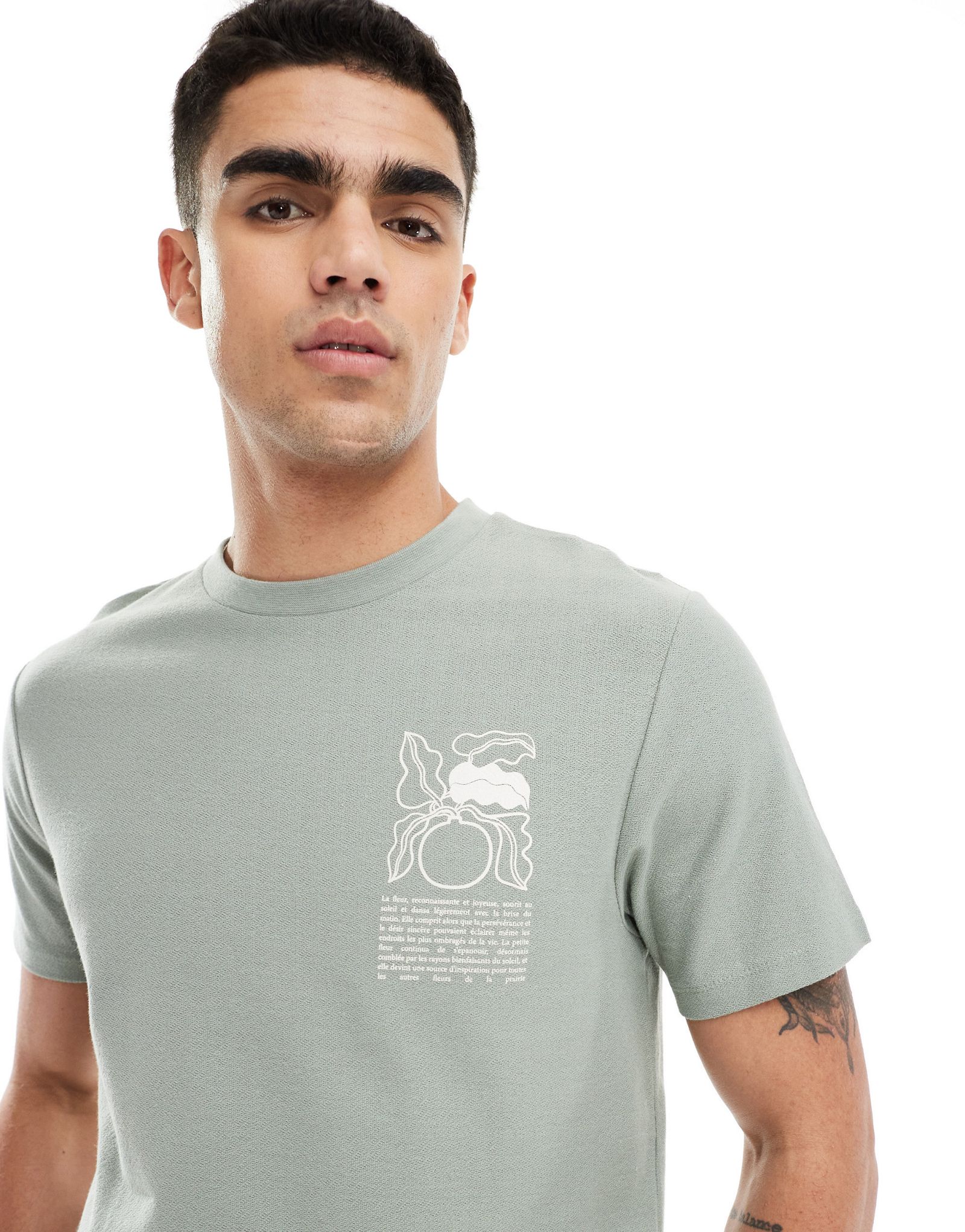 Дизайнерская текстурированная футболка ASOS с принтом на груди цвета хаки 2890₽