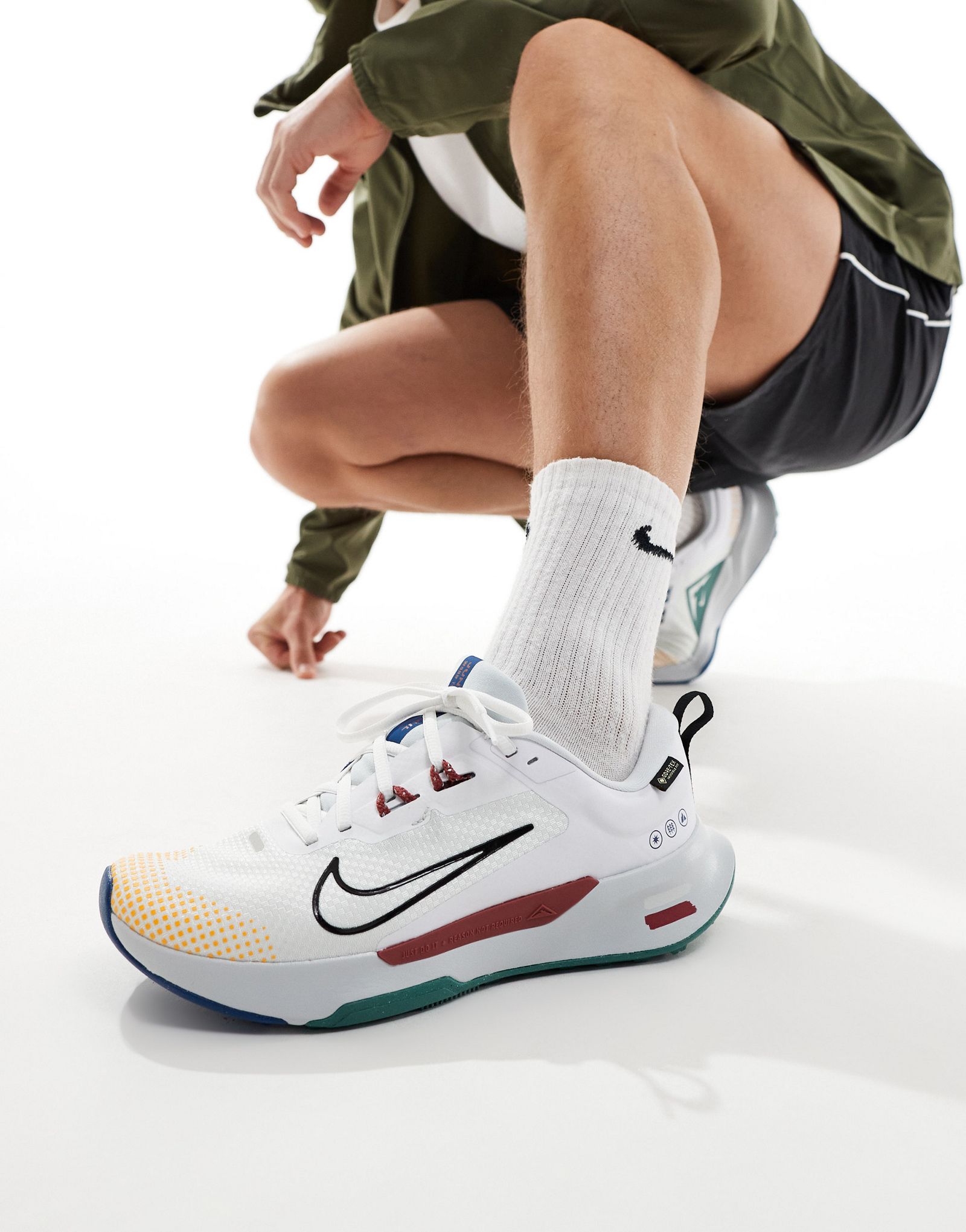 Кроссовки Nike Running Juniper Trial 2 Gore-Tex белого красного и желтого цветов 14390₽