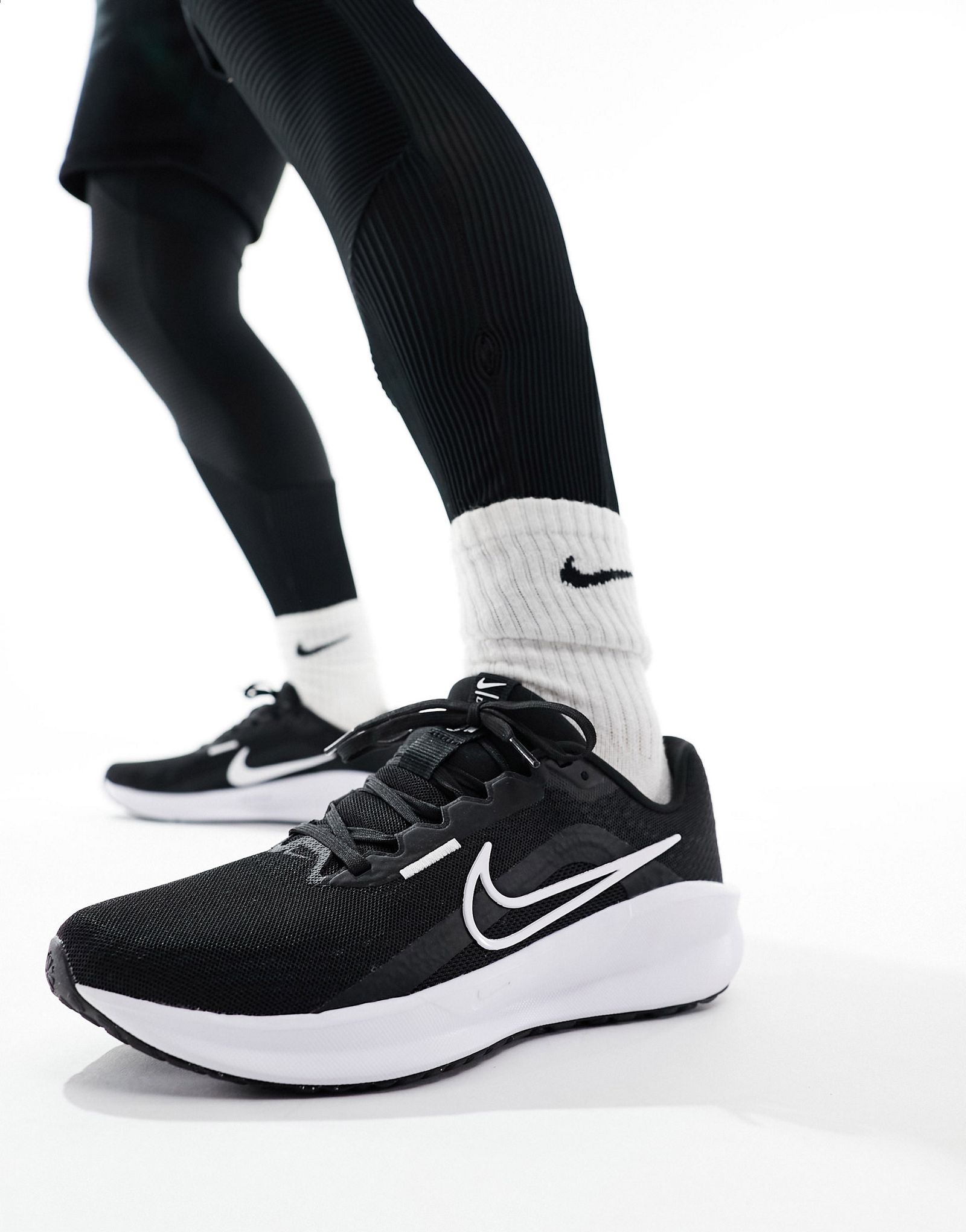 Кроссовки Nike Running Downshifter 13 черно-белого цвета 9990₽