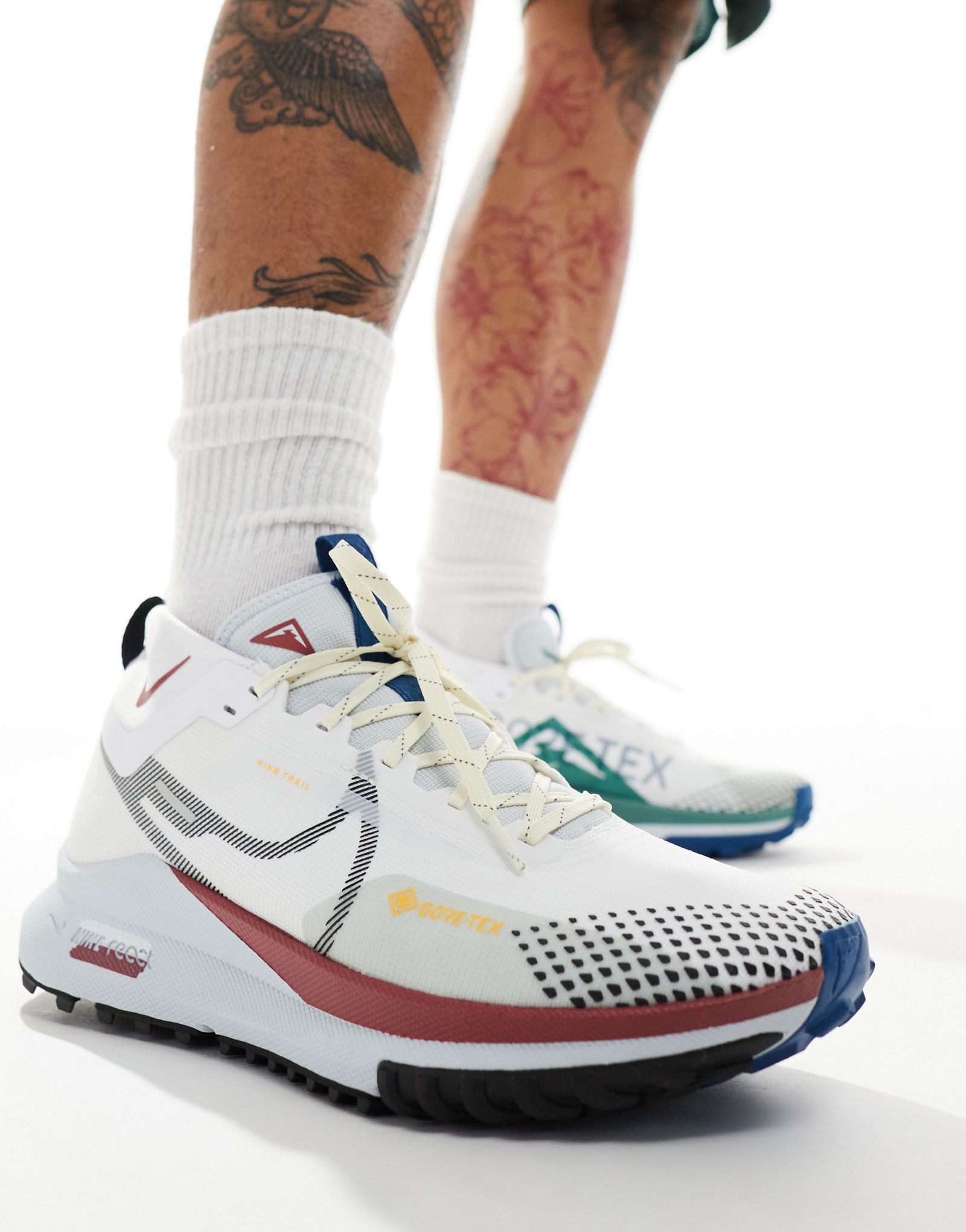 Кроссовки Nike Running React Pegasus Trail 4 из гортекса белого и красного цветов 24090₽