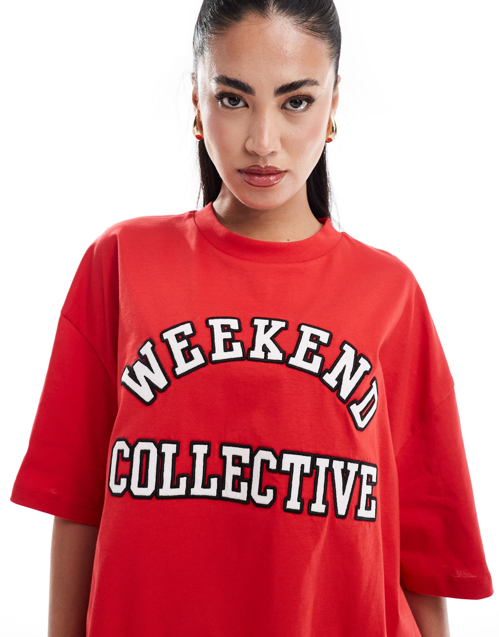 Коллективная футболка оверсайз от ASOS DESIGN Weekend Collective с логотипом университета красного цвета