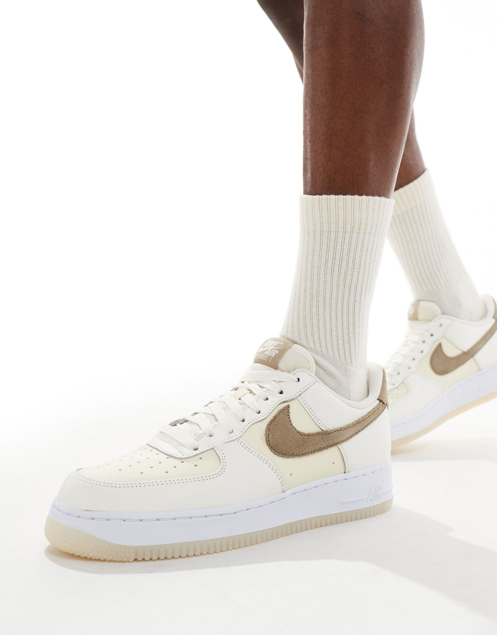 Кроссовки Nike Air Force 1 07 кремового и хаки цвета 11590₽