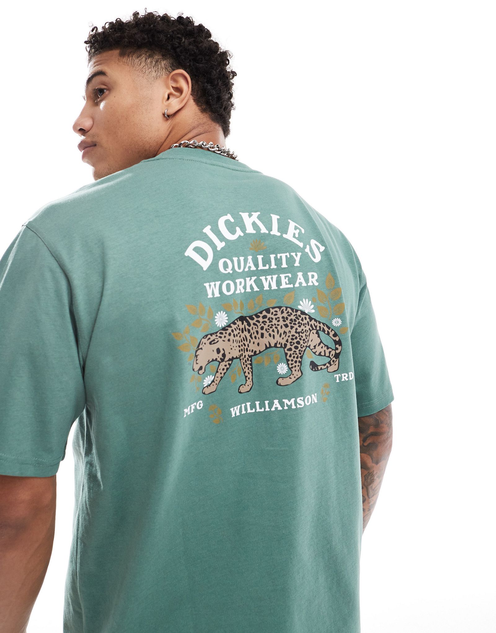 Футболка с принтом на спине Dickies Fort Lewis цвета хаки 4790₽