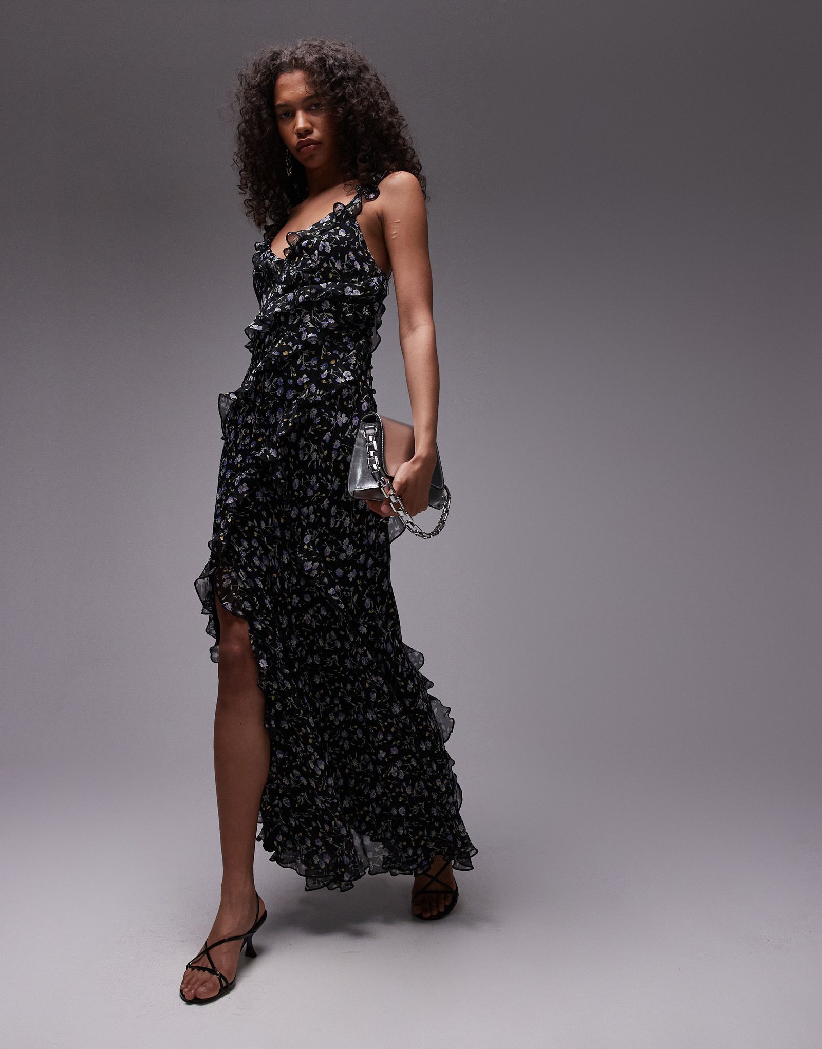 Макси-платье на бретелях с оборками от Topshop синего цвета в цветочек 17890₽