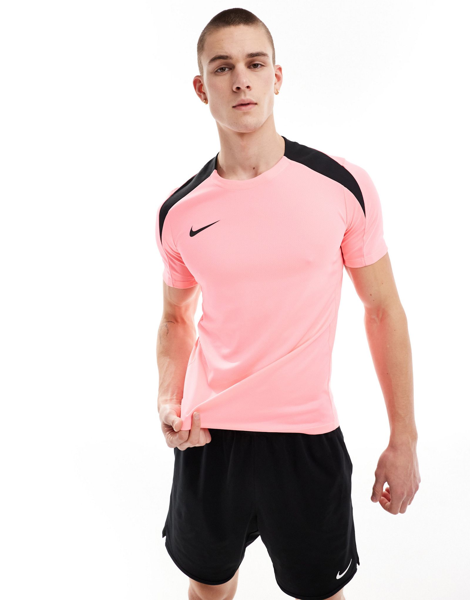 Футболка Nike Football strike розового цвета 4090₽