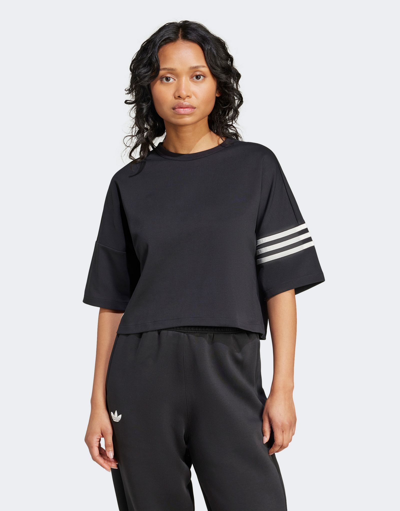 Футболка adidas Originals Neuclassics черного цвета 6390₽