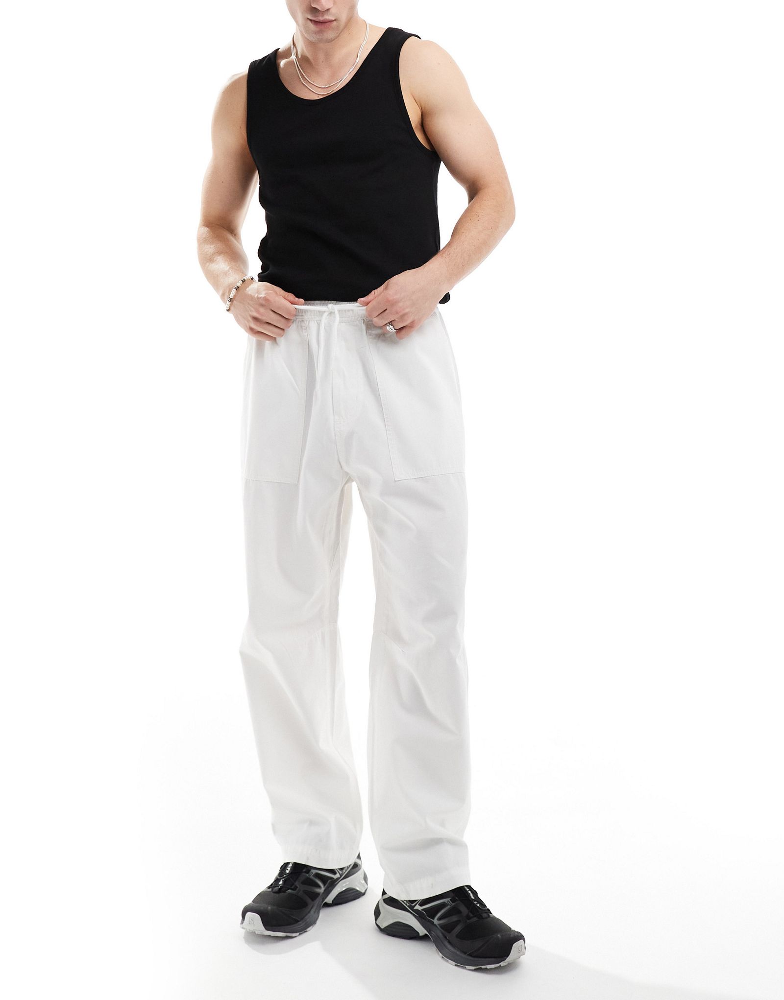 Повседневные брюки Pull-Bear с широкими штанинами цвета экрю 6290₽