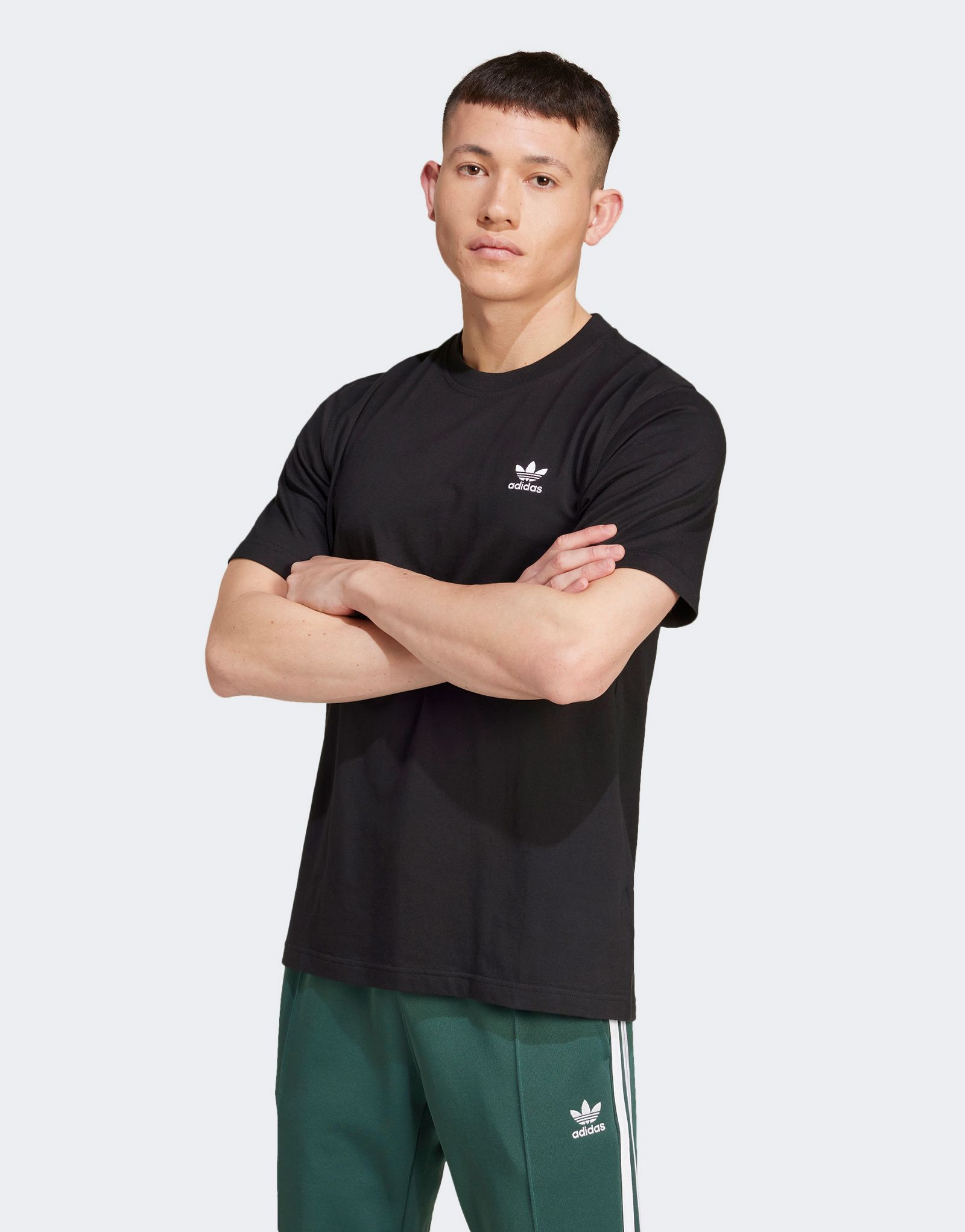 футболка adidas Originals Essential черного цвета 4490₽