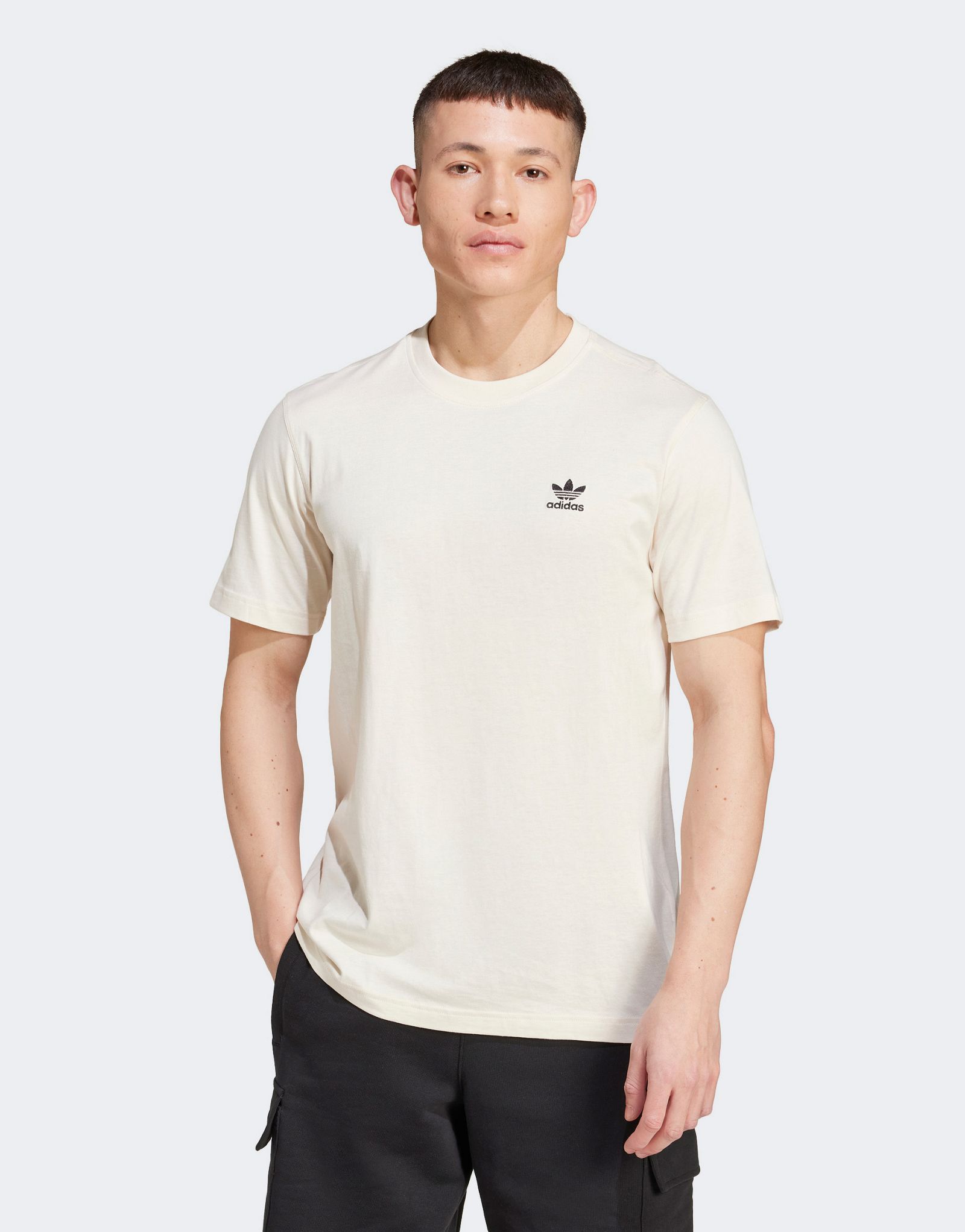 футболка adidas Originals essential темно-белая 3090₽