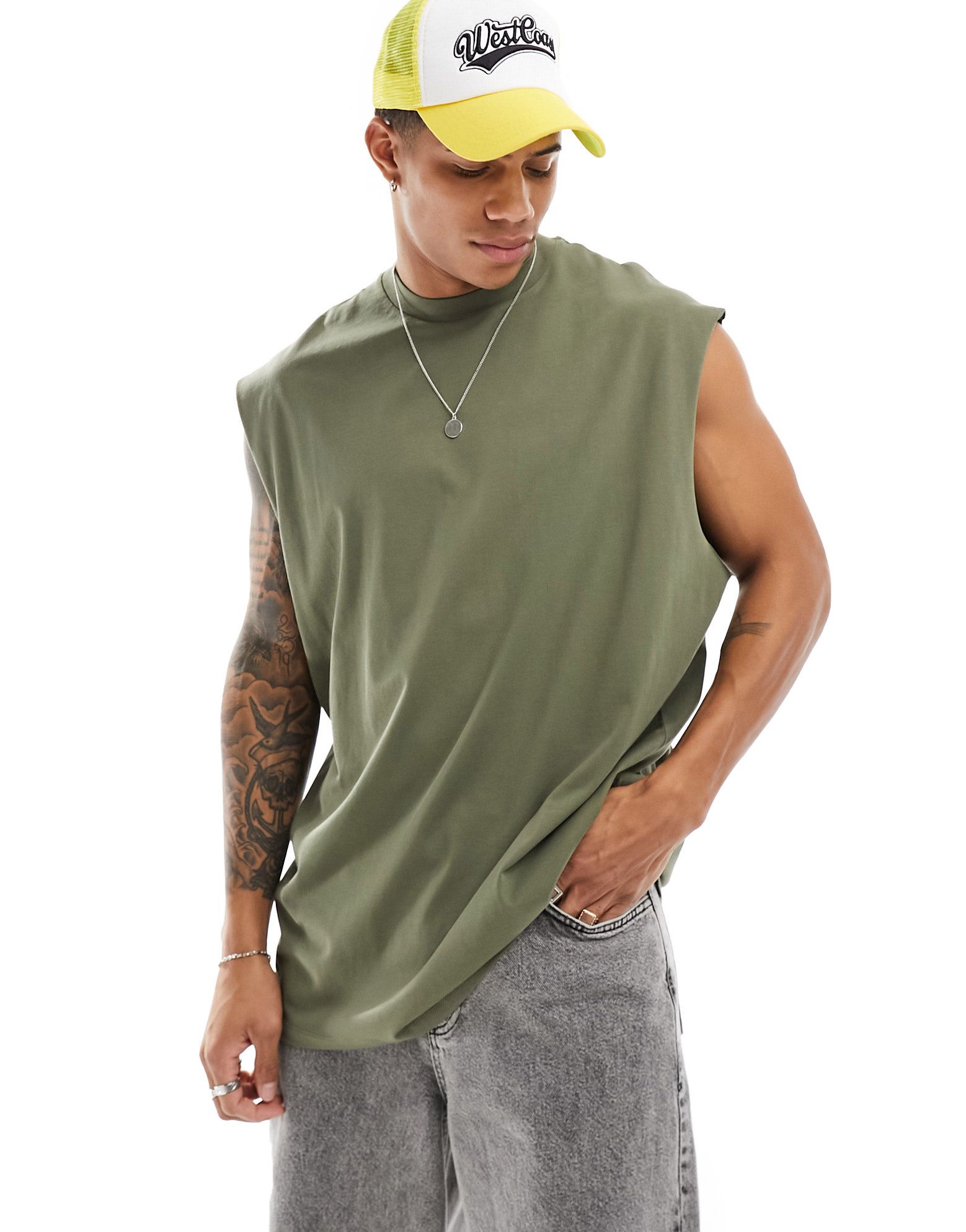 ОБЪЕМНЫЙ танк ASOS DESIGN цвета хаки 2090₽