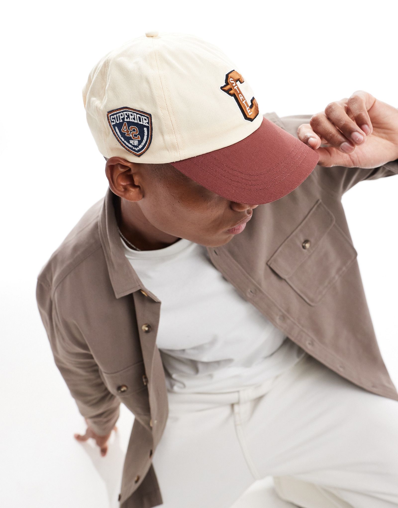 ДИЗАЙНЕРСКАЯ кепка ASOS с вышивкой цвета экрю 2990₽