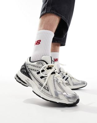 Кроссовки New Balance 1906 белого цвета с черными и серебристыми деталями