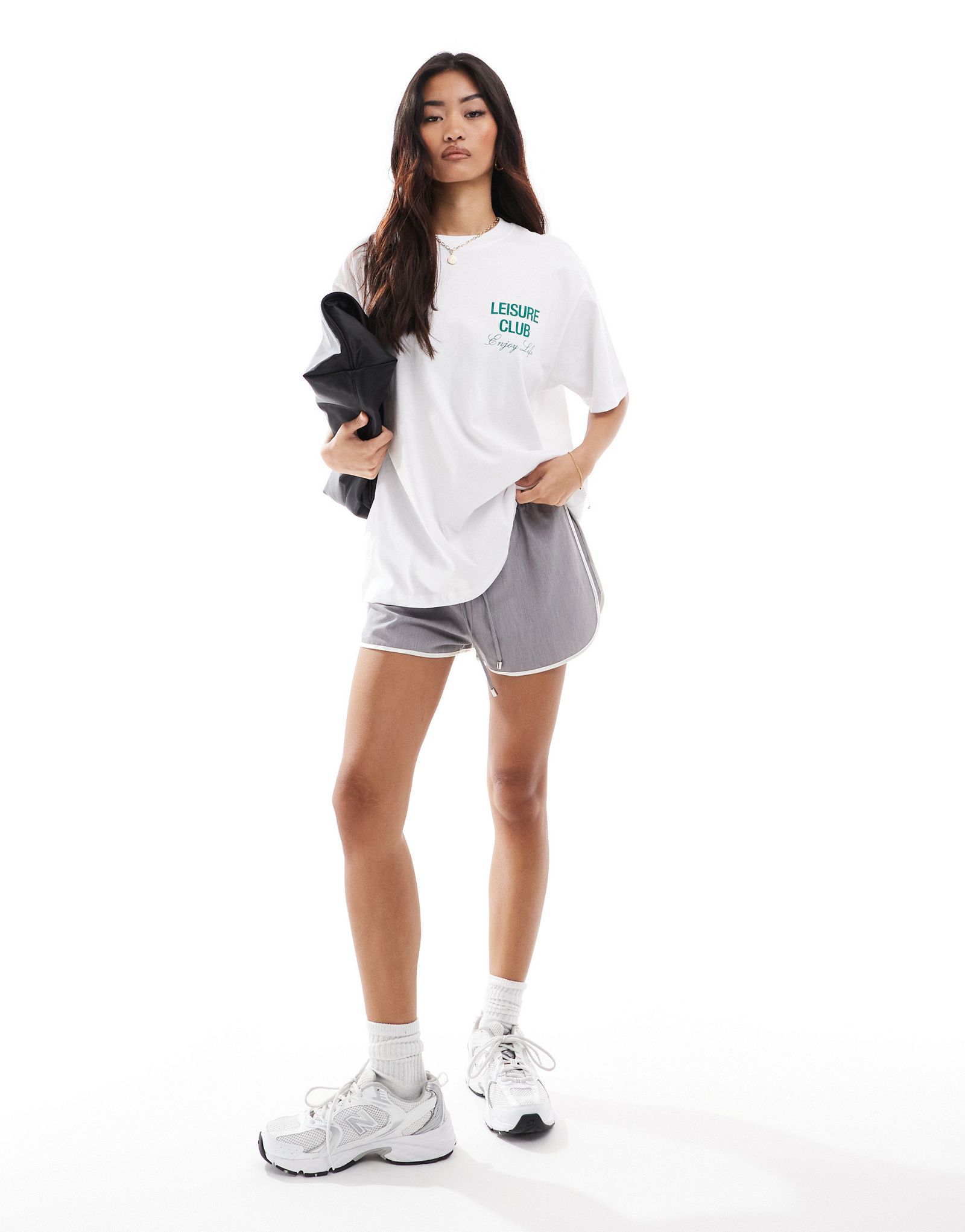 Белая футболка оверсайз Pull-Bear с надписью Leisure Club 4390₽