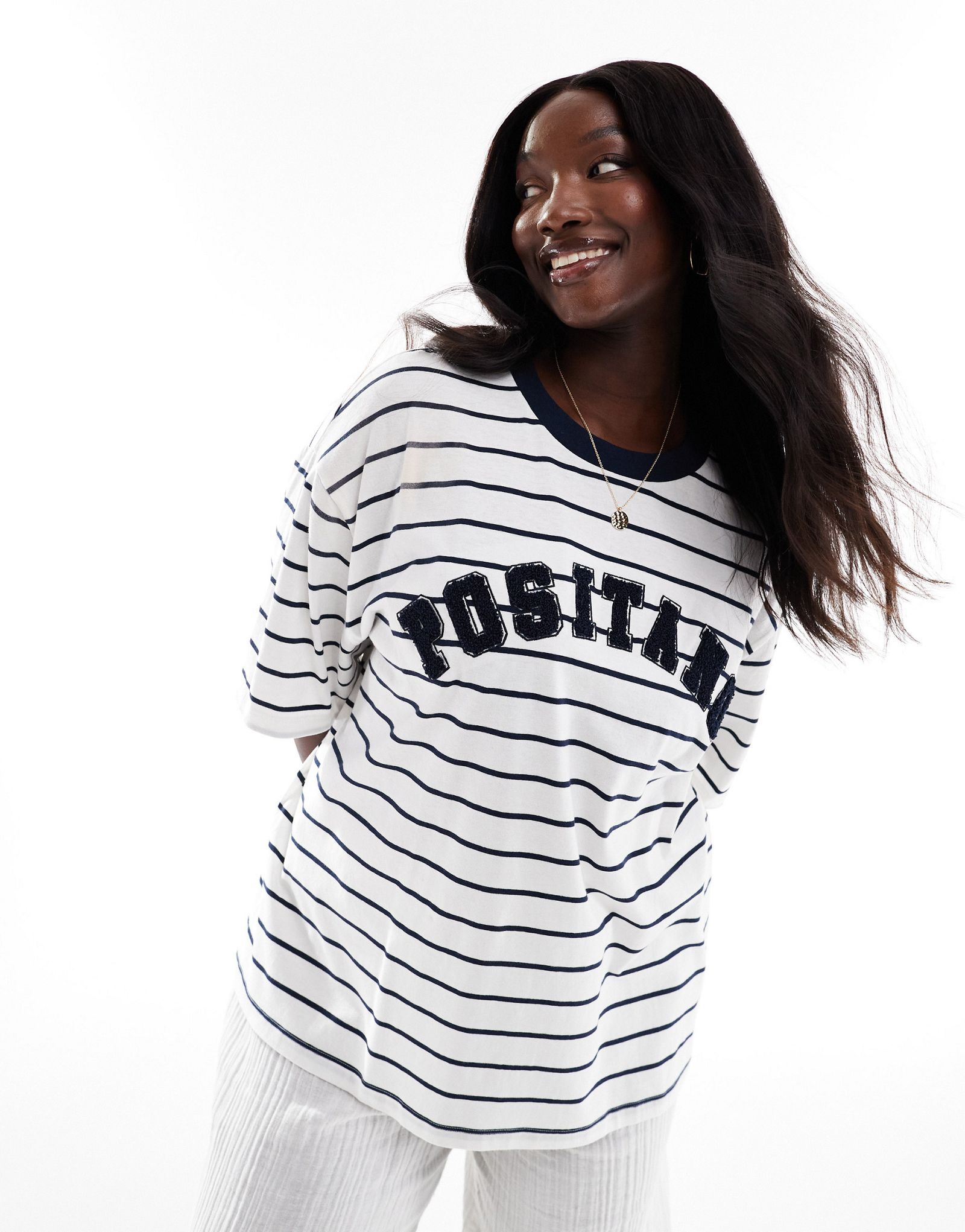 Футболка ASOS DESIGN Curve boyfriend fit с рисунком positano в кремовую полоску 2590₽