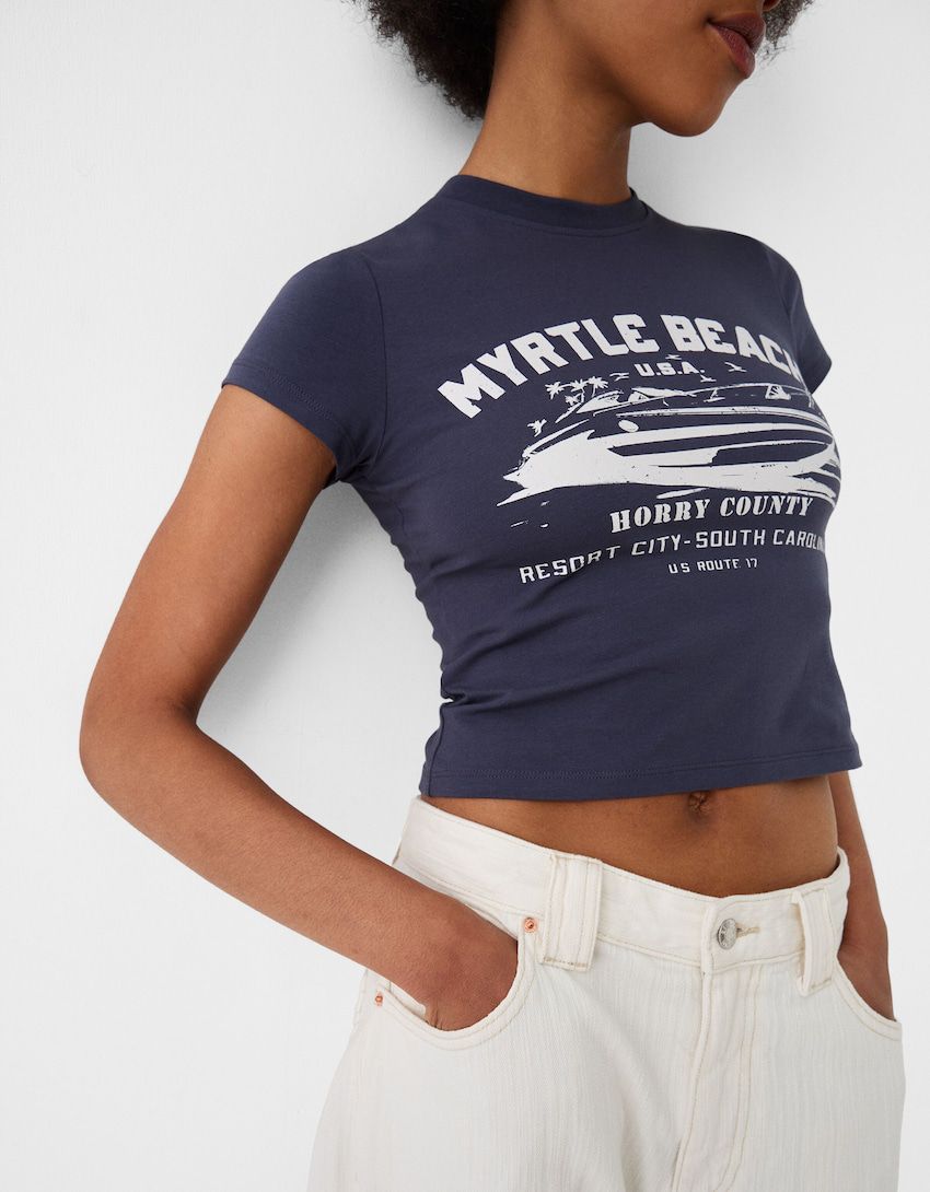 Укороченная футболка с принтом Bershka Myrtle Beach темно-синего цвета 1990₽
