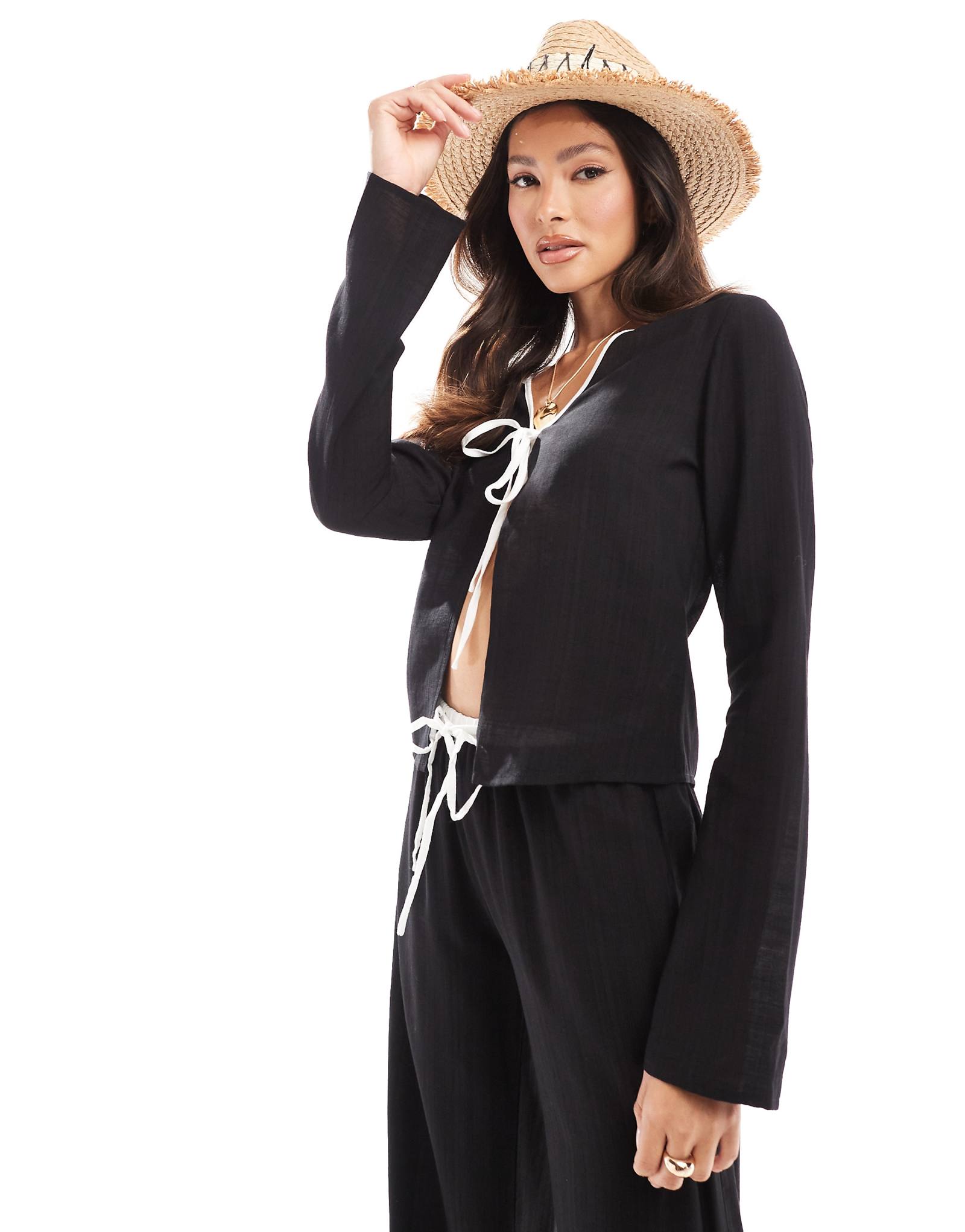 Пляжная рубашка с контрастной отделкой спереди и льняным галстуком Kaiia черного цвета 4290₽