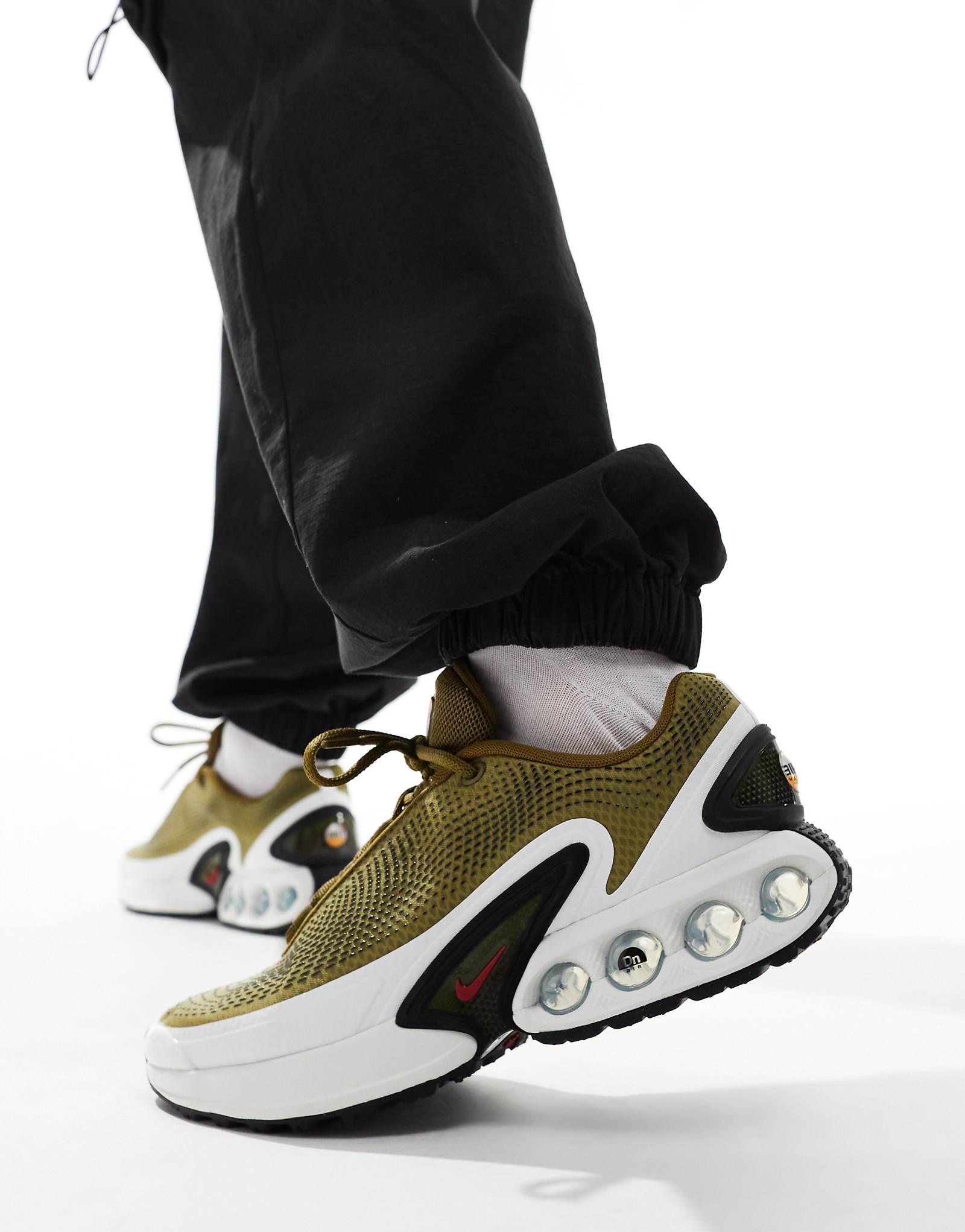 Кроссовки Nike Air Max DN цвета хаки и красного 15190₽