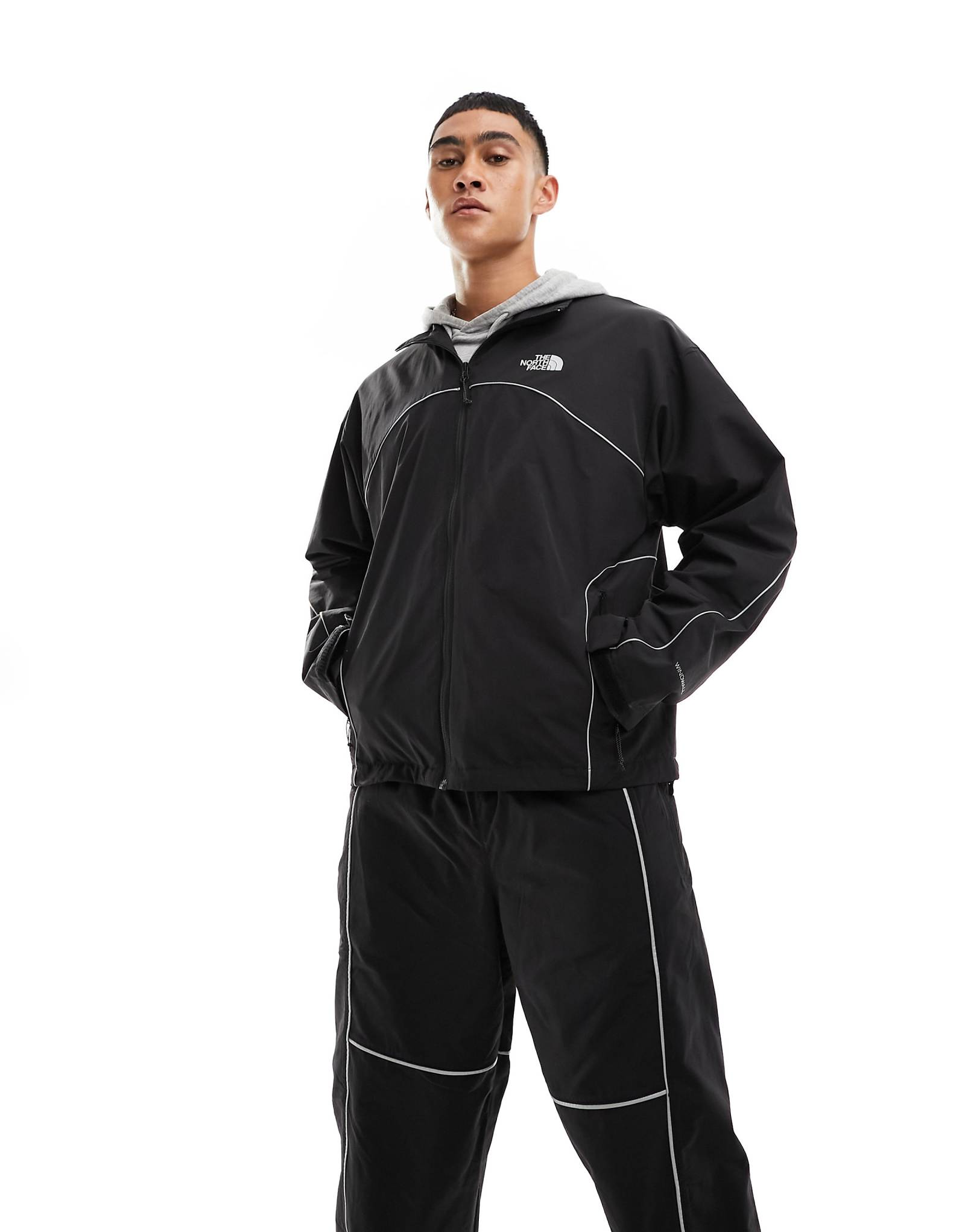 Спортивная куртка из ткани North Face Tek со светоотражающей окантовкой черного цвета