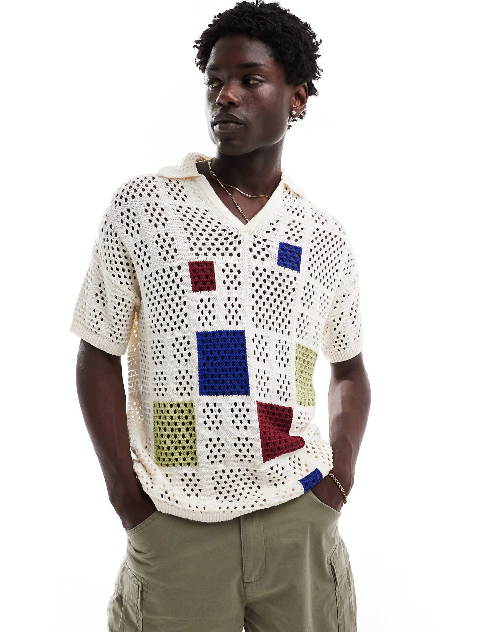 ДИЗАЙНЕРСКОЕ поло ASOS связанное крючком с вырезами на шее цвета экрю с цветовой блокировкой 7490₽