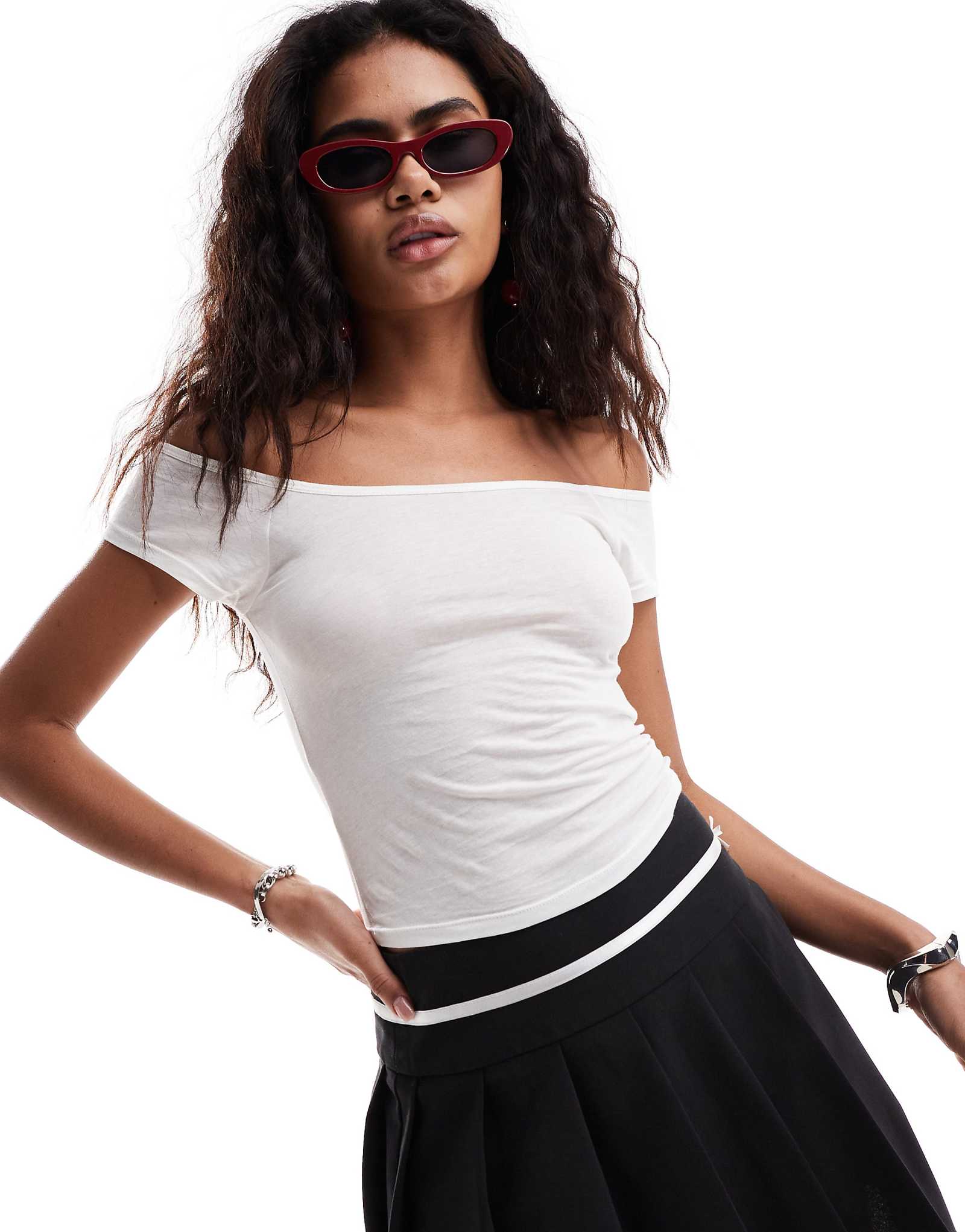 Прозрачная футболка Motel charya с открытыми плечами белого цвета 2190₽