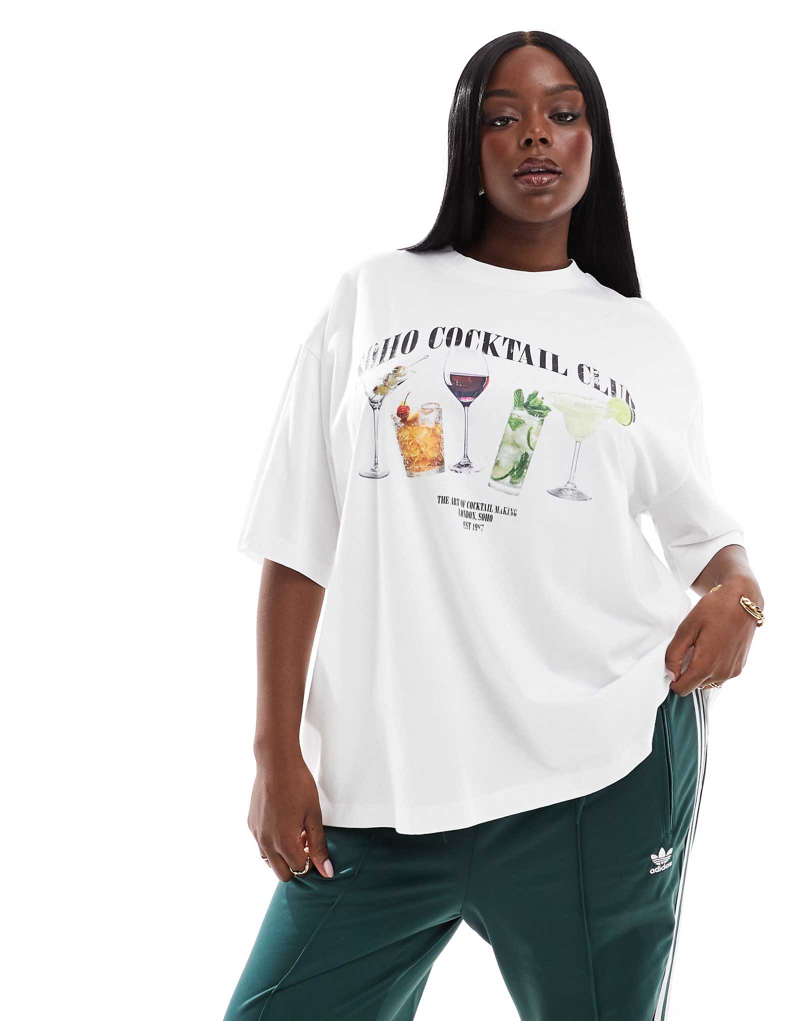 Футболка ASOS DESIGN Curve boyfriend fit с изображением коктейльного клуба soho белого цвета 4090₽