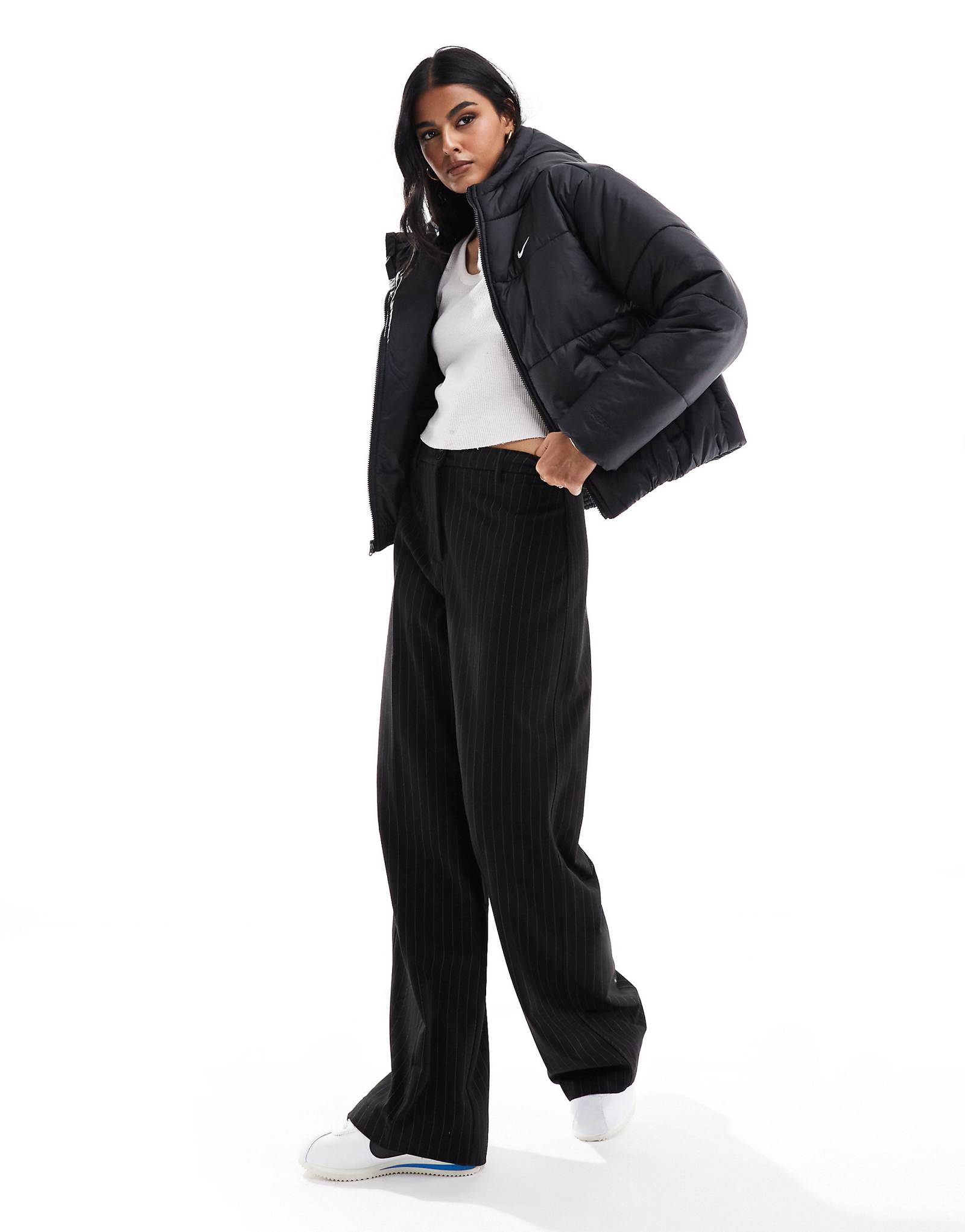 Пуховик Nike черного цвета 28590₽