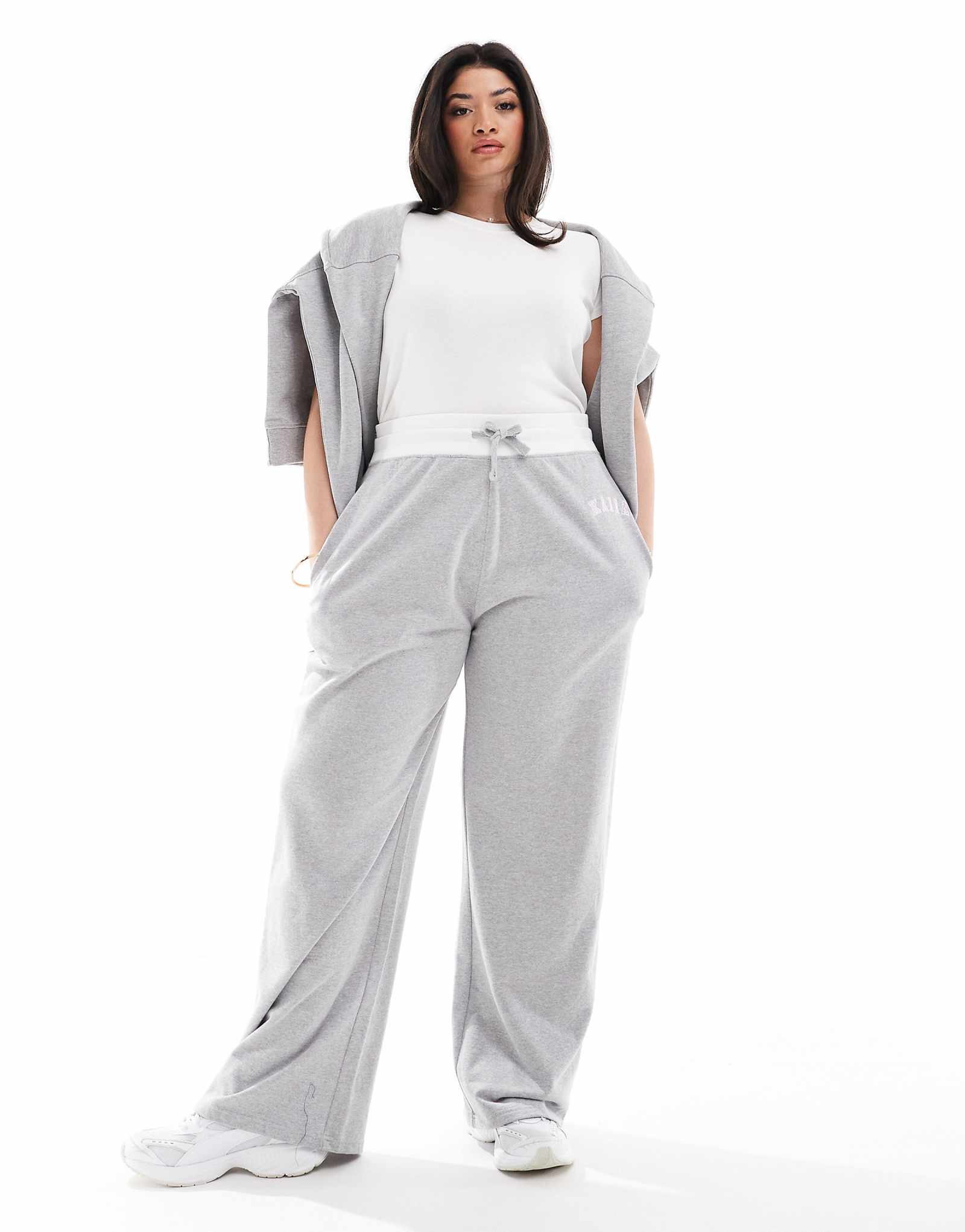 Широкие спортивные брюки Kaiia с контрастным поясом и завязками светло-серого цвета - часть комплекта 4990₽