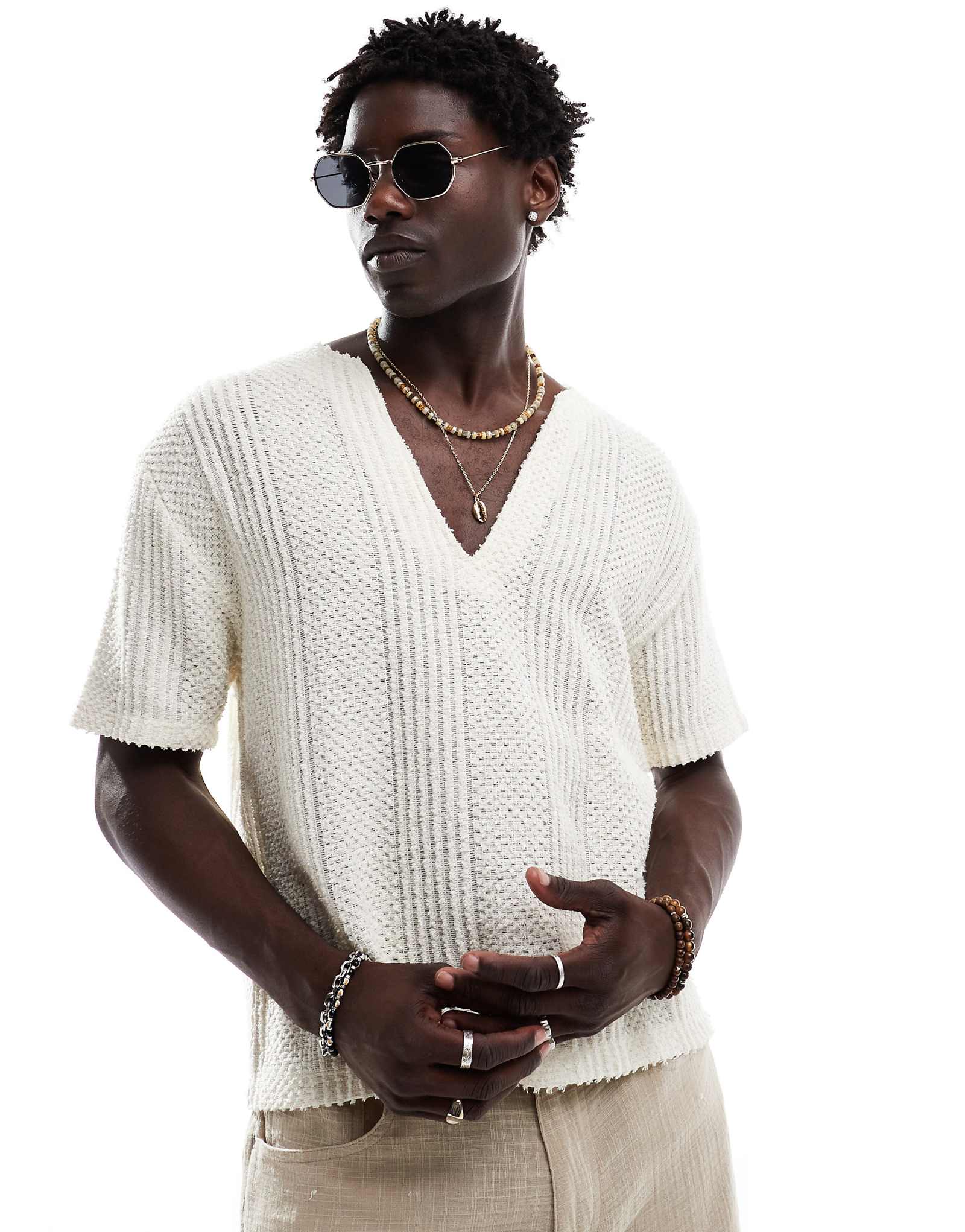 ДИЗАЙНЕРСКАЯ футболка ASOS с глубоким v-образным вырезом фактурного бежевого цвета 5190₽