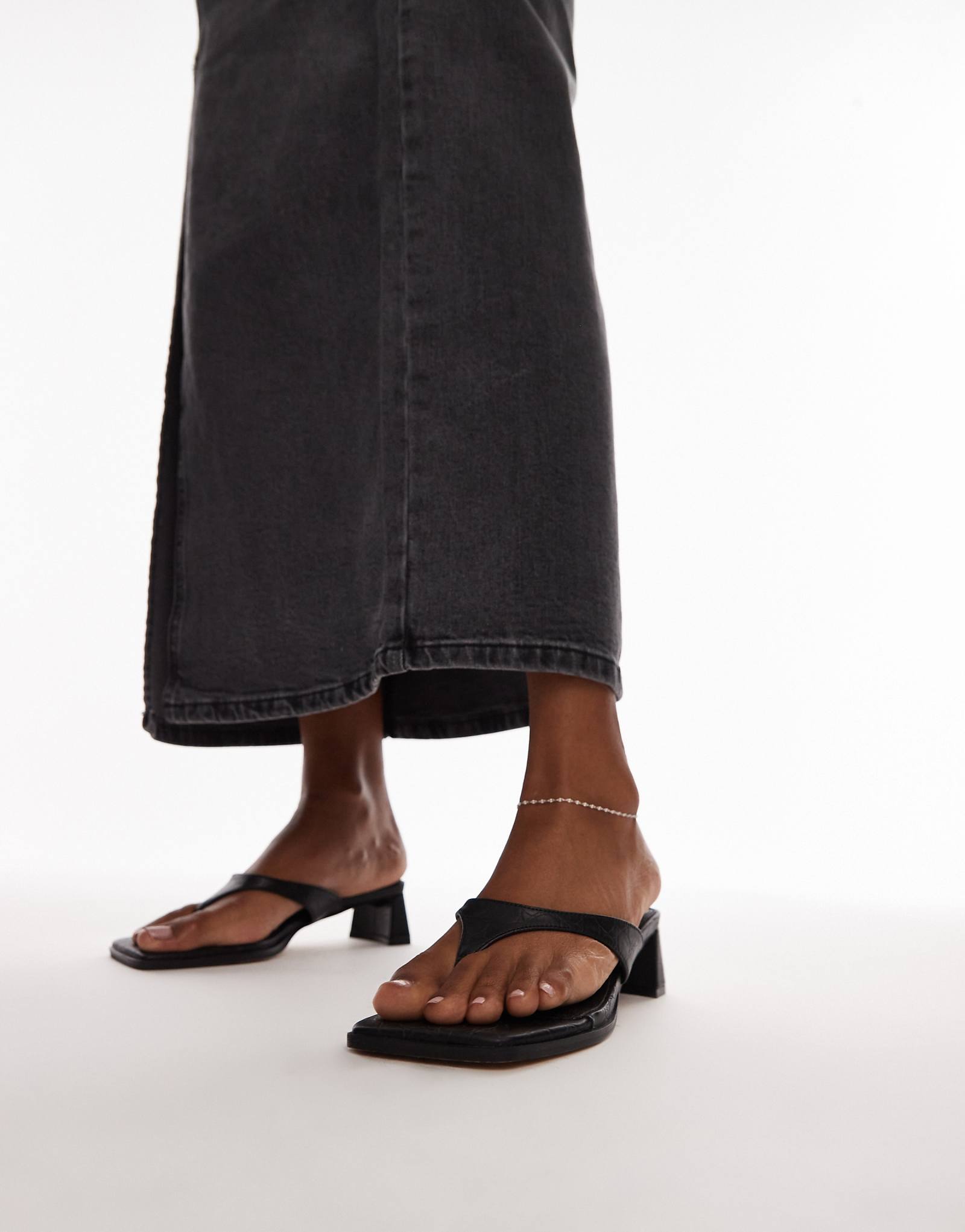 Босоножки Topshop Indy toe post на среднем каблуке из черного крокодила 10490₽