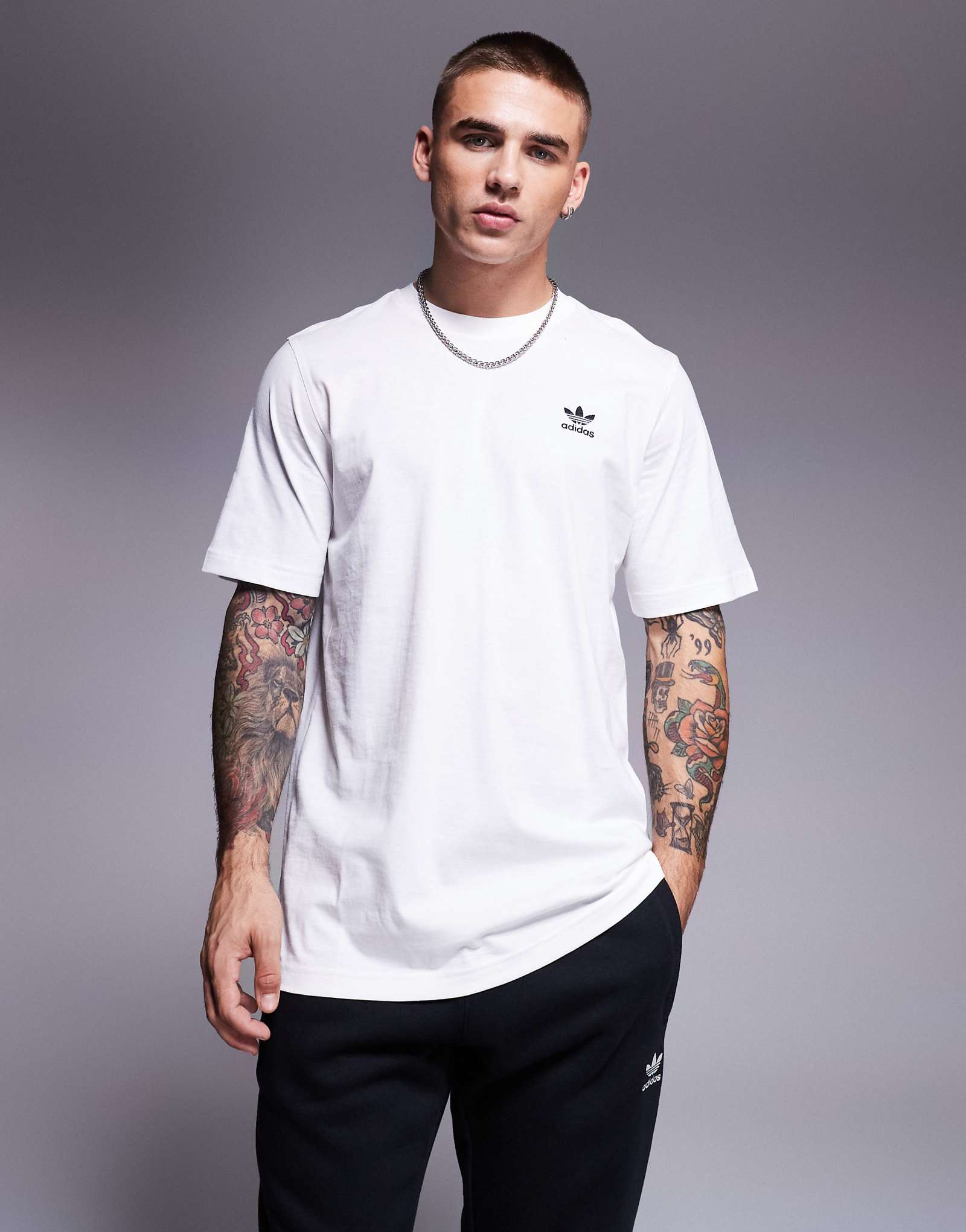 футболка adidas Originals Essential белого цвета 5090₽