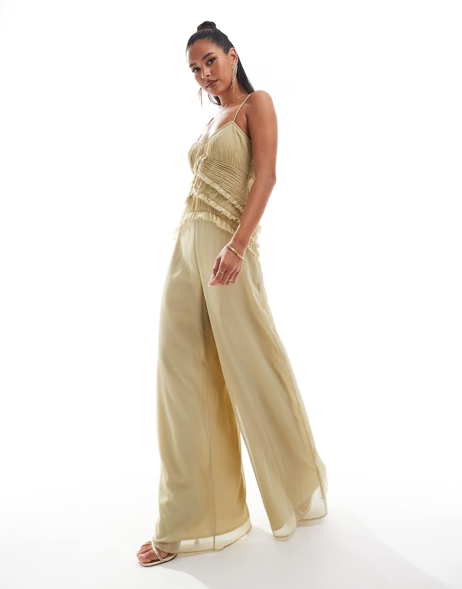 ДИЗАЙНЕРСКИЙ комбинезон с необработанным краем и широкими штанинами оливково-зеленого цвета украшенный корсетом ASOS DESIGN 3290₽