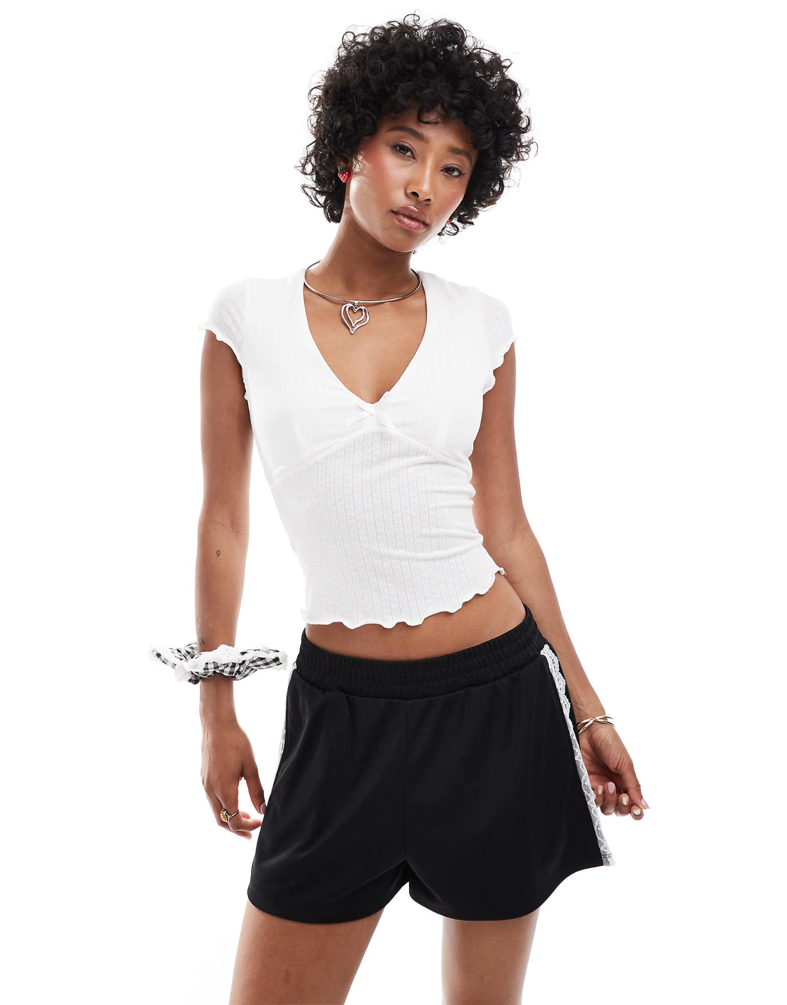 Приталенная футболка с гламурным V-образным вырезом с бантом 2090₽