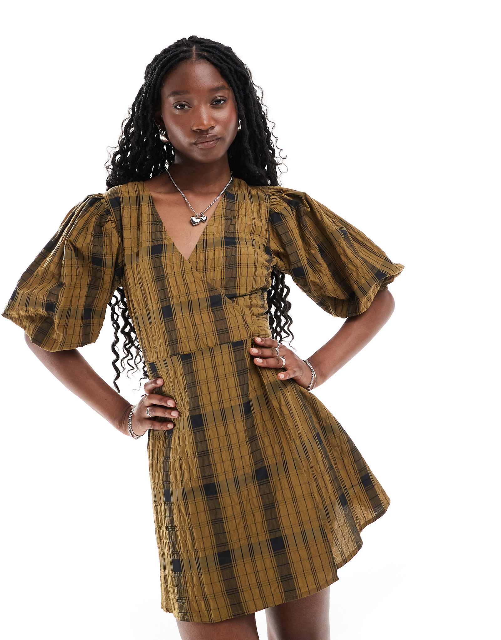 Гламурное мини-платье-халат с V-образным вырезом и запахом в оранжевую клетку 2690₽