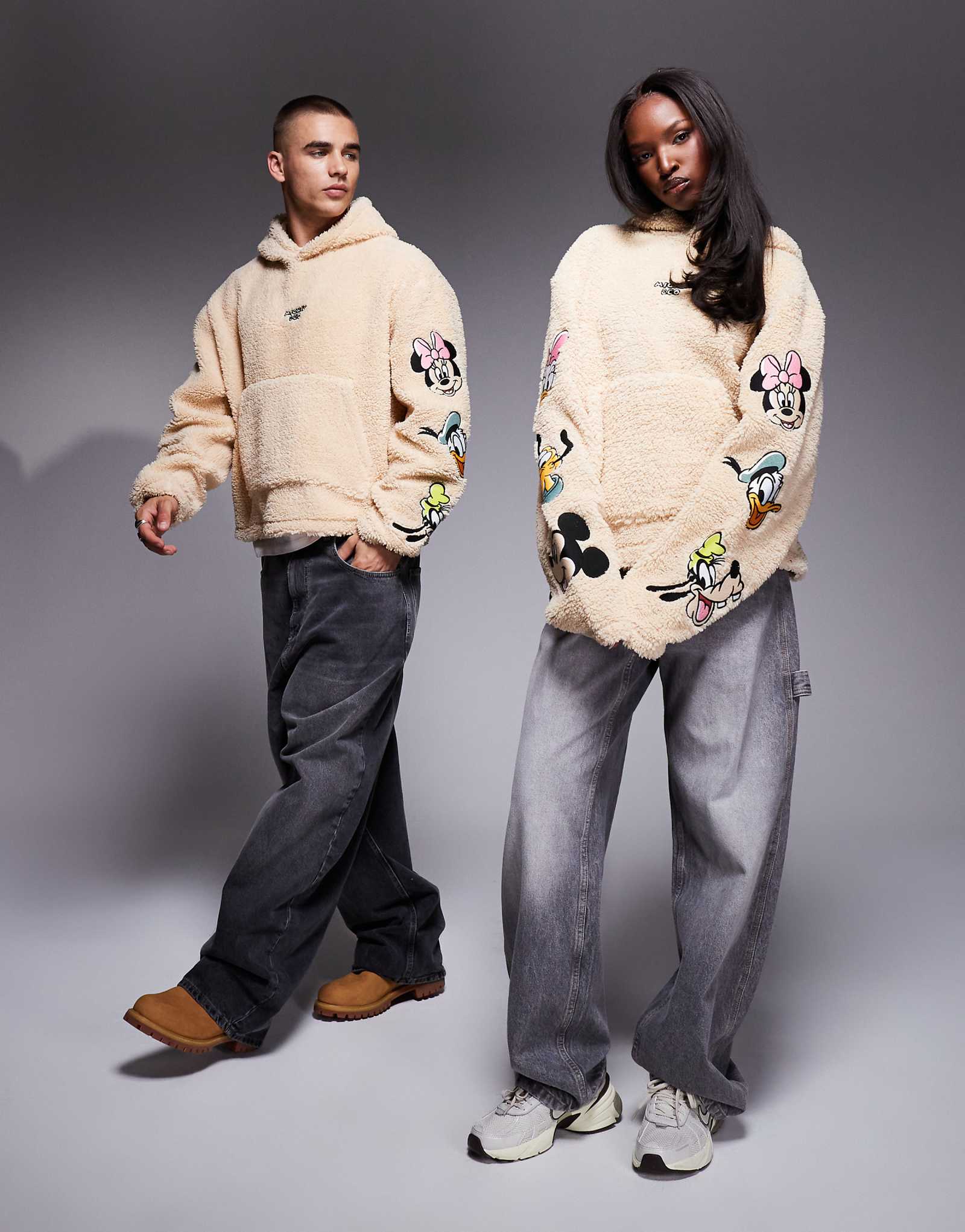 ASOS DESIGN Disney унисекс-толстовка оверсайз borg квадратного сечения с вышивкой Микки Мауса и его друзей бежевого цвета 11390₽