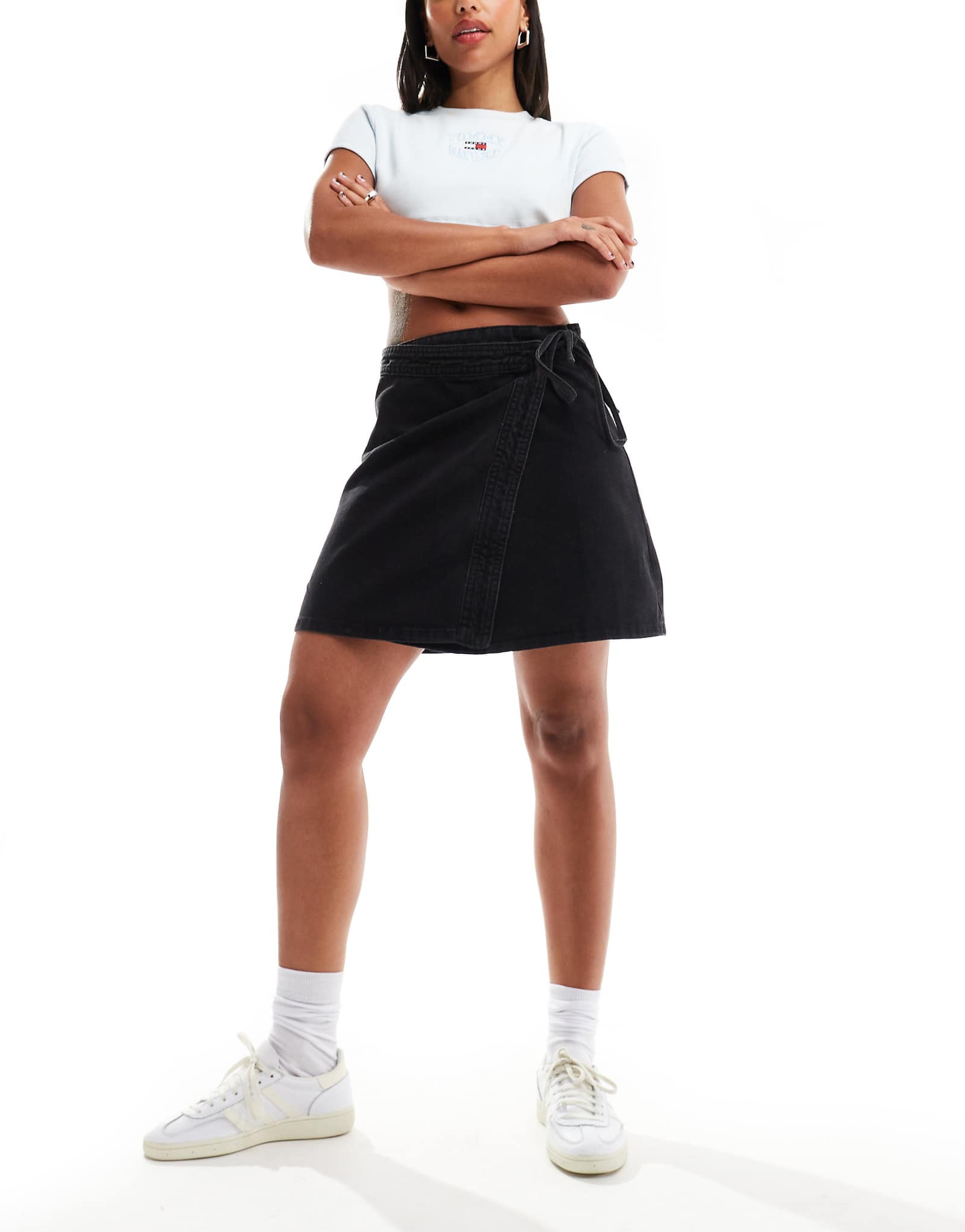 Джинсовую юбку только с запахом и завязками черного цвета 3390₽