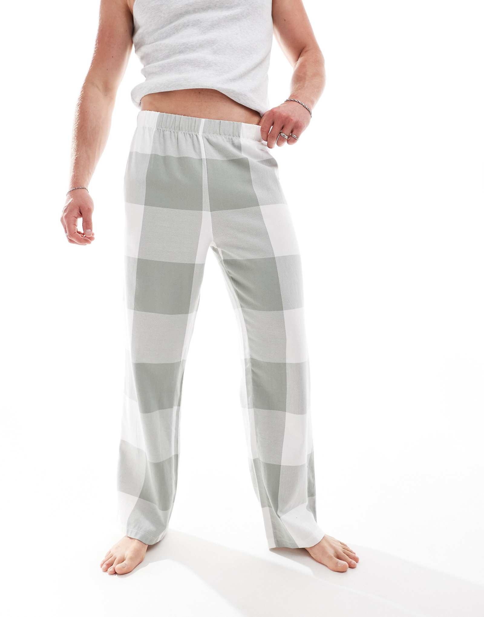 Светлые брюки ASOS DESIGN в клетку 4390₽