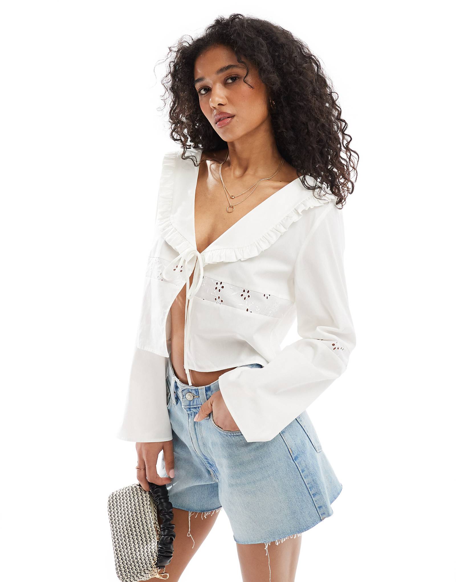 Блузка с кружевной вставкой и завязывающимся воротником спереди от ASOS DESIGN цвета слоновой кости 4490₽