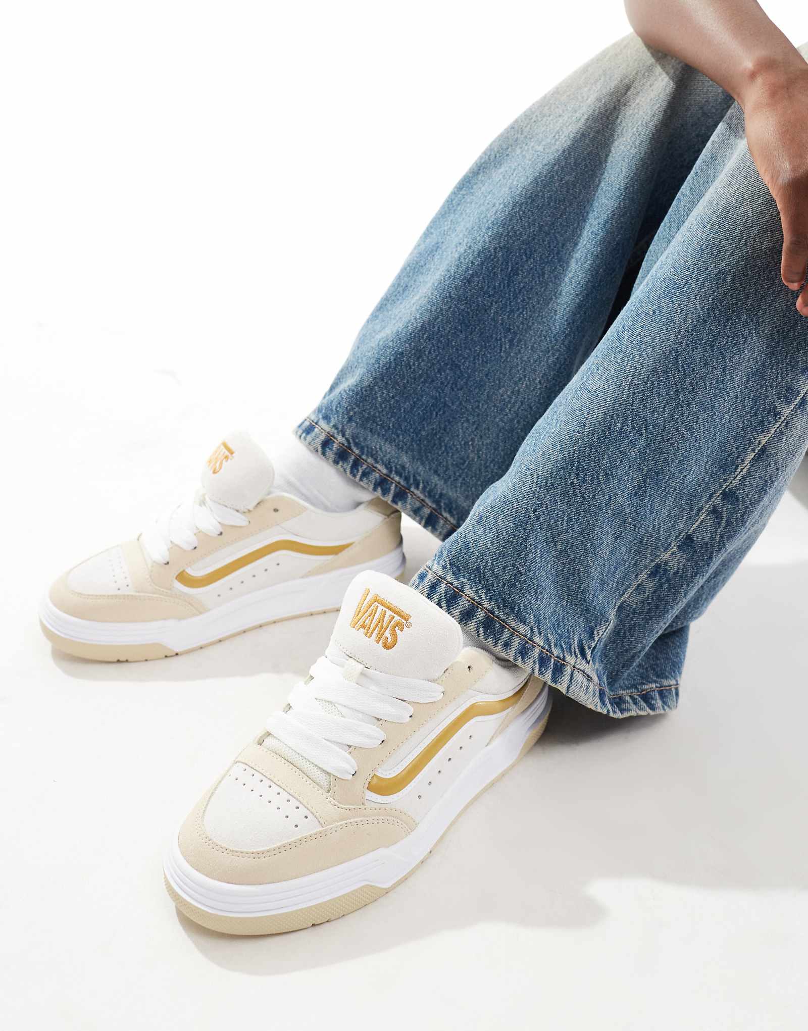 Кеды Vans Hylane в золотом и кремовом цветах 10090₽