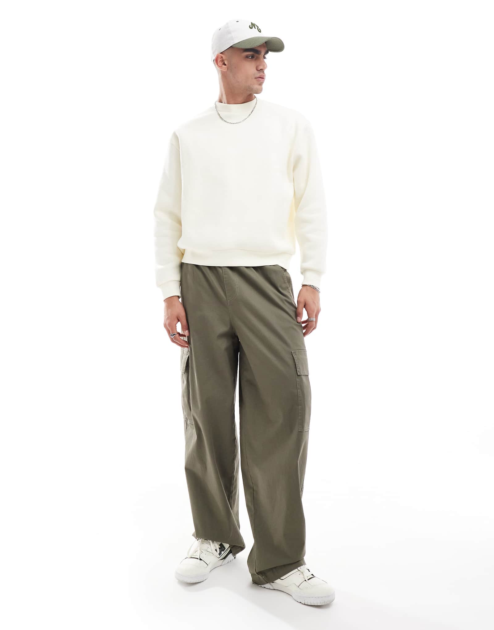 Укороченная толстовка ASOS DESIGN белого цвета 5590₽